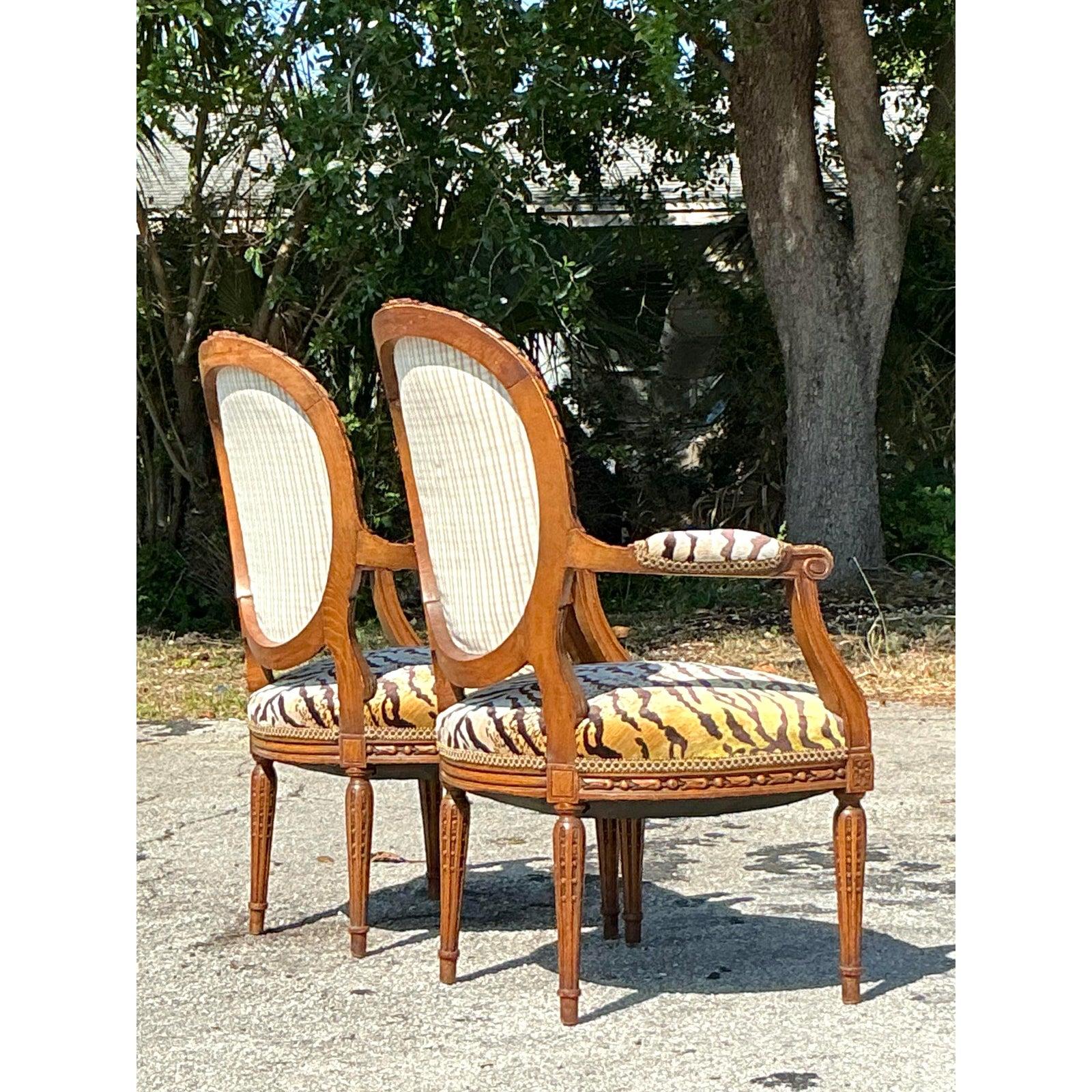 Vintage Regency Medaillon zurück Scalamandre Arm Stühle - ein Paar im Angebot 1