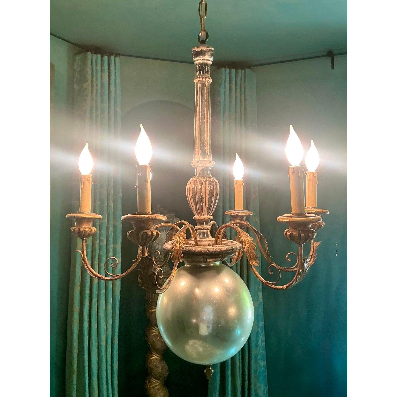 Eleva i tuoi interni con questo accattivante lampadario Hollywood Regency, un vero e proprio pezzo forte che incarna il glamour vintage e il design sofisticato. Realizzato con un'ornata struttura in metallo dorato, questo apparecchio presenta cinque