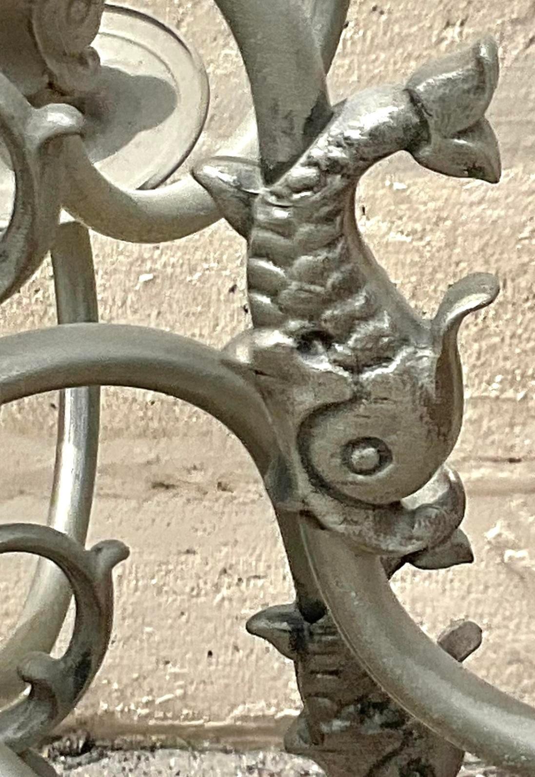 Eleva tu espacio con la lámpara de araña Dutch Boy Vintage Regency Mermaid. Con un cautivador diseño de sirena y detalles intrincados, esta lámpara de araña añade un toque de elegancia y fantasía a cualquier habitación. Perfecto para crear un