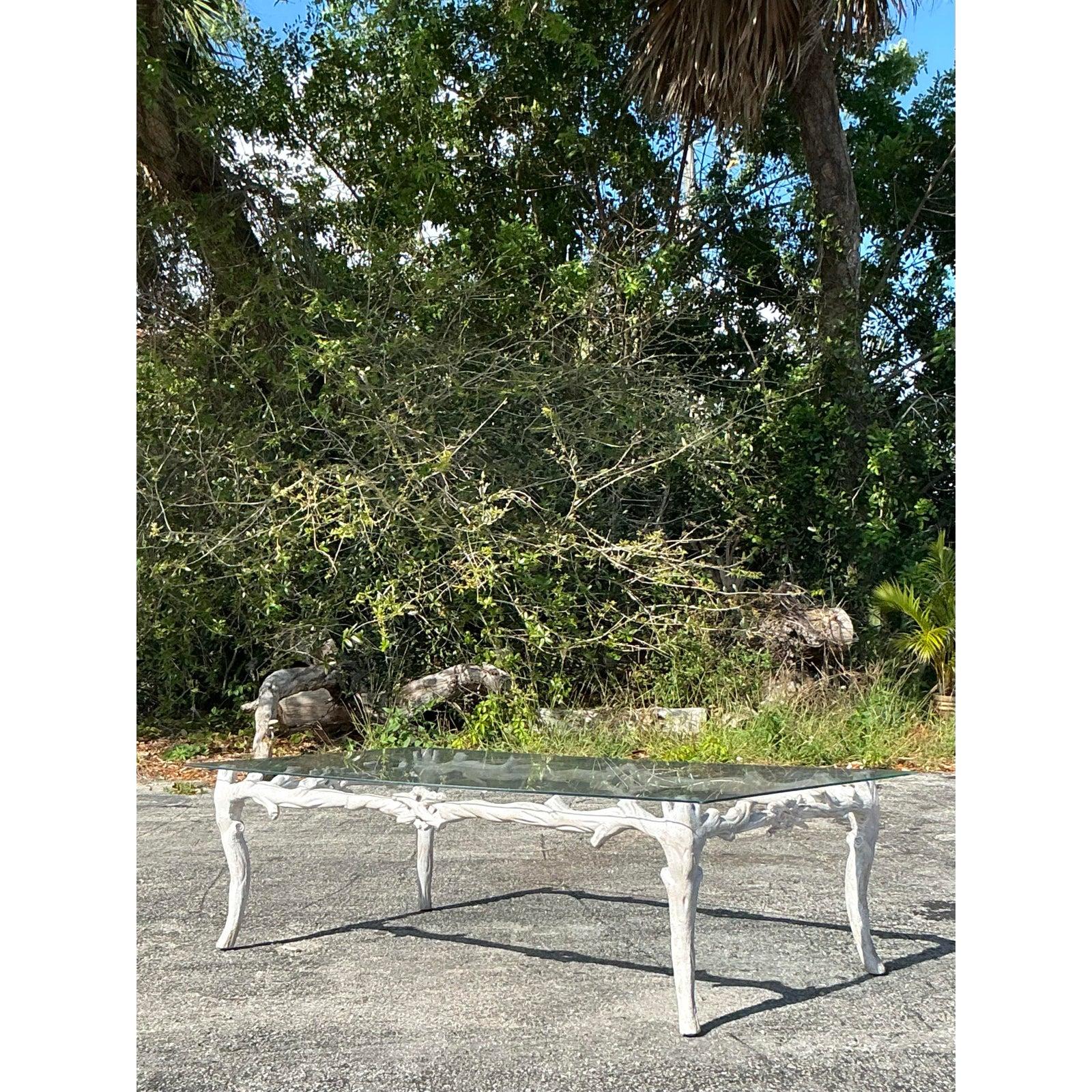 Hollywood Regency Table basse Regency vintage en métal imitation bois en vente