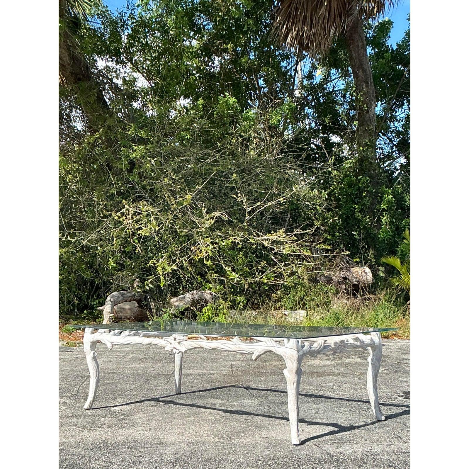 Table basse Regency vintage en métal imitation bois Bon état - En vente à west palm beach, FL