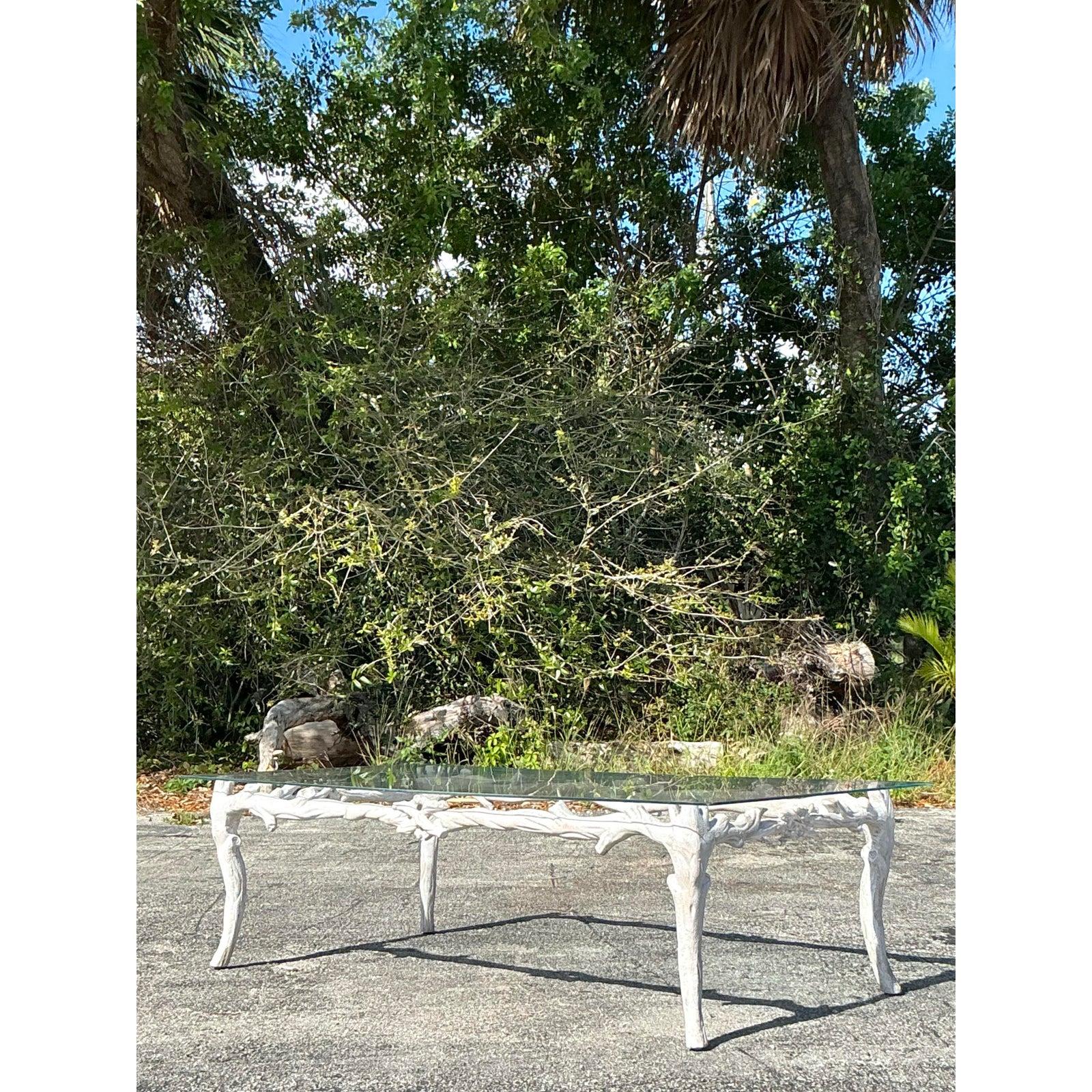 Table basse Regency vintage en métal imitation bois en vente 1