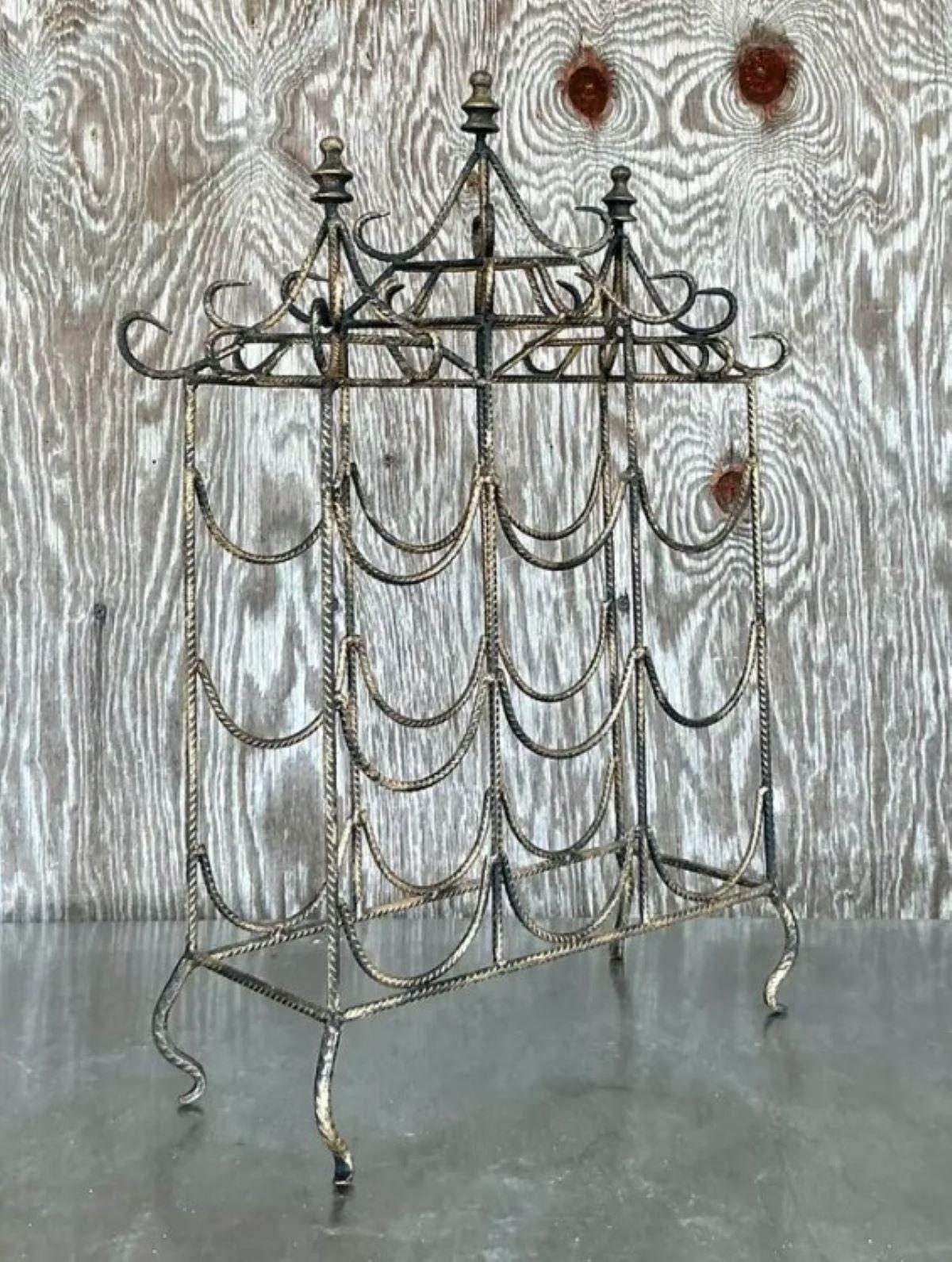Eleva il tuo gioco di archiviazione o esposizione con questo raffinato scaffale in filo metallico Vintage Regency, disegnato in una splendida silhouette a pagoda. Caratterizzato da un ornamento a volute, dettagli in metallo contorto e una linea di