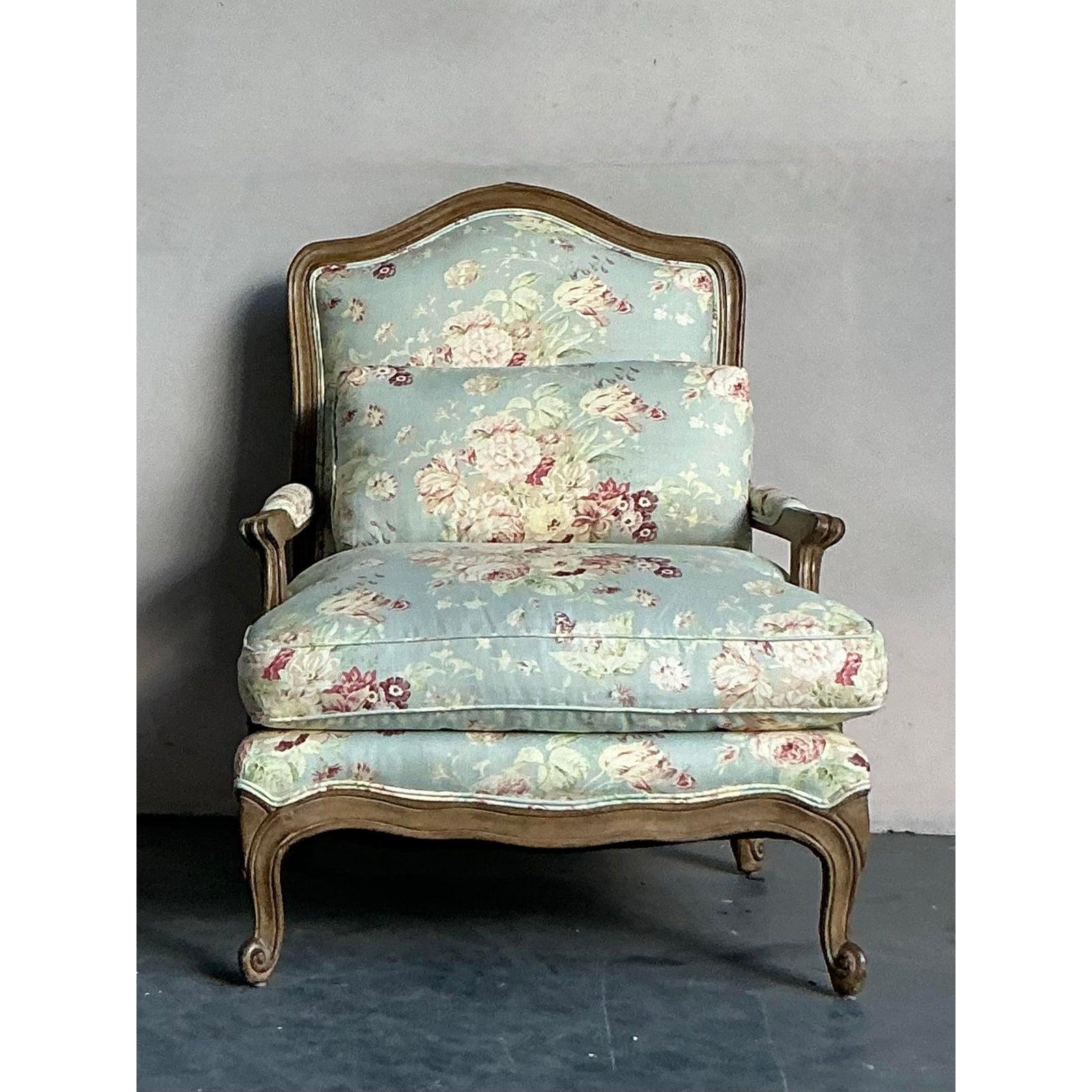 Adopta la intemporal elegancia europea con estos exquisitos sillones fauteuil del célebre fabricante estadounidense Minton-Spidell. Magistralmente elaborada con un armazón de madera tallada a mano, esta silla muestra las gráciles curvas y la silueta