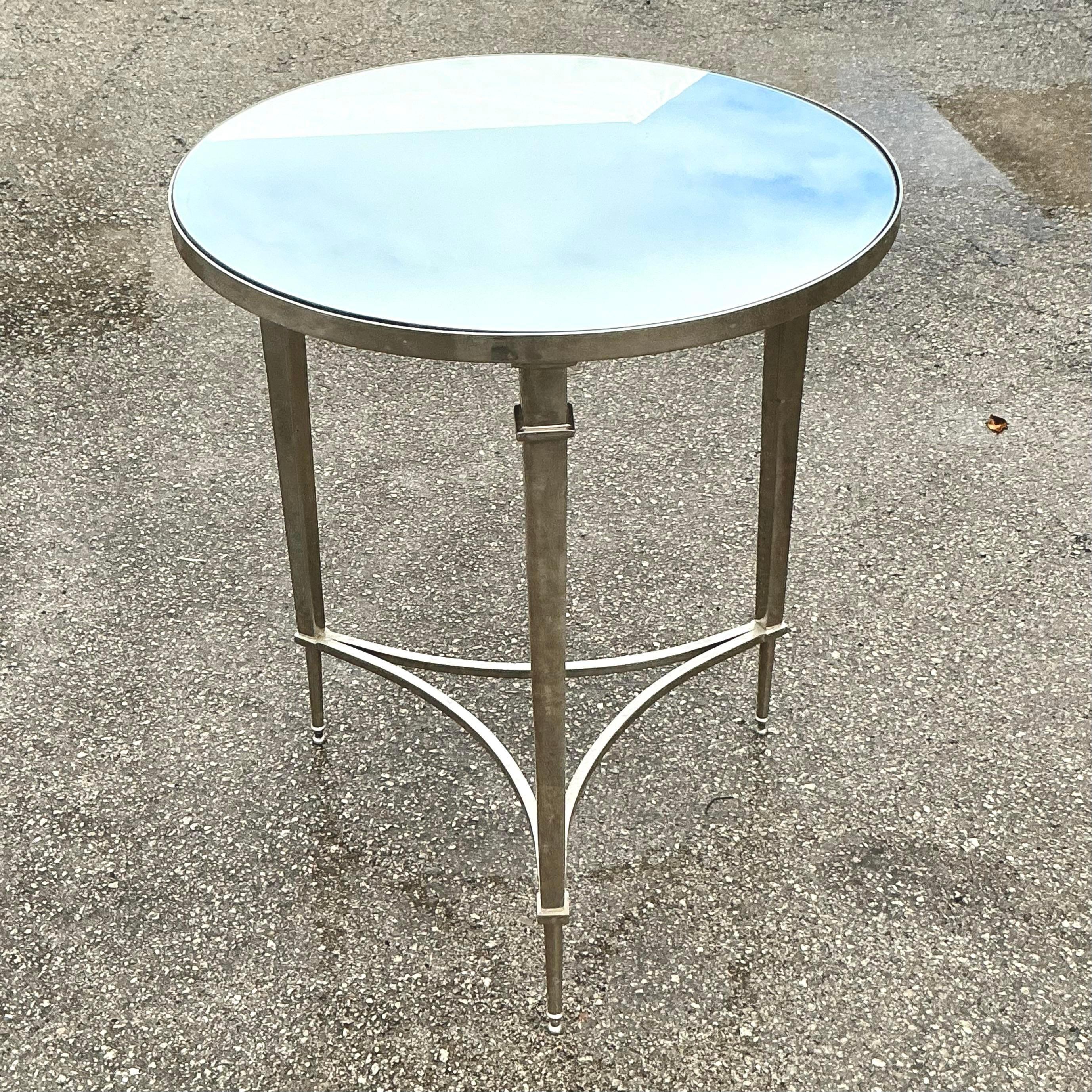 Ajoutez une touche de glamour raffiné à votre espace avec ce miroir Vintage Regency et cette table d'appoint en nickel poli. Cette pièce élégante est dotée d'un élégant plateau en miroir qui reflète magnifiquement la lumière, créant ainsi une