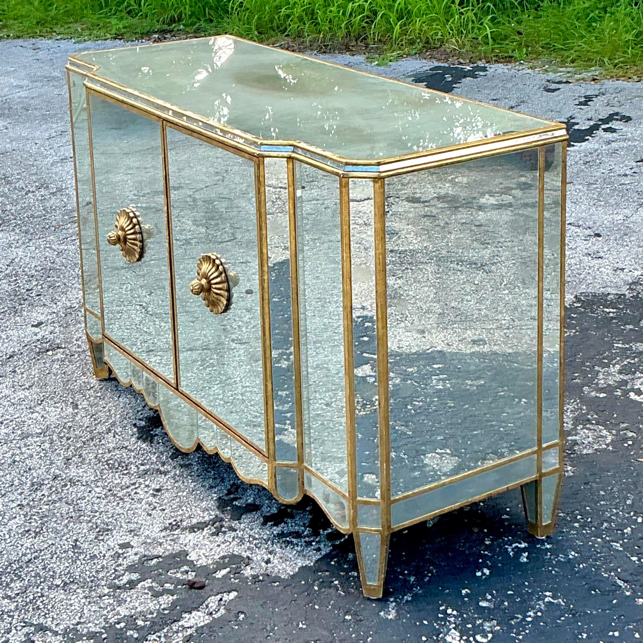 Eleganza raffinata con questo mobile Vintage Regency a specchio 