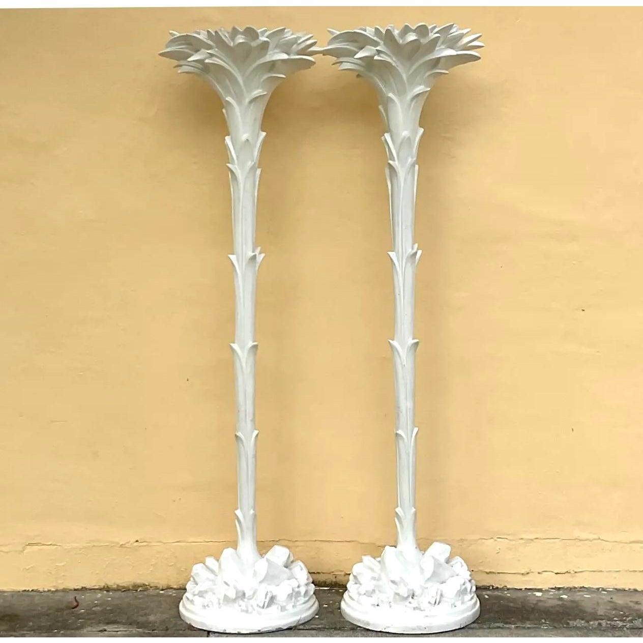 Llama la atención con este espectacular par de lámparas de pie vintage con forma de antorcha de palmera. Impresionante ejemplo del glamour de la Regencia de Hollywood, su altura espectacular y su diseño escultural llaman la atención. Fabricadas con