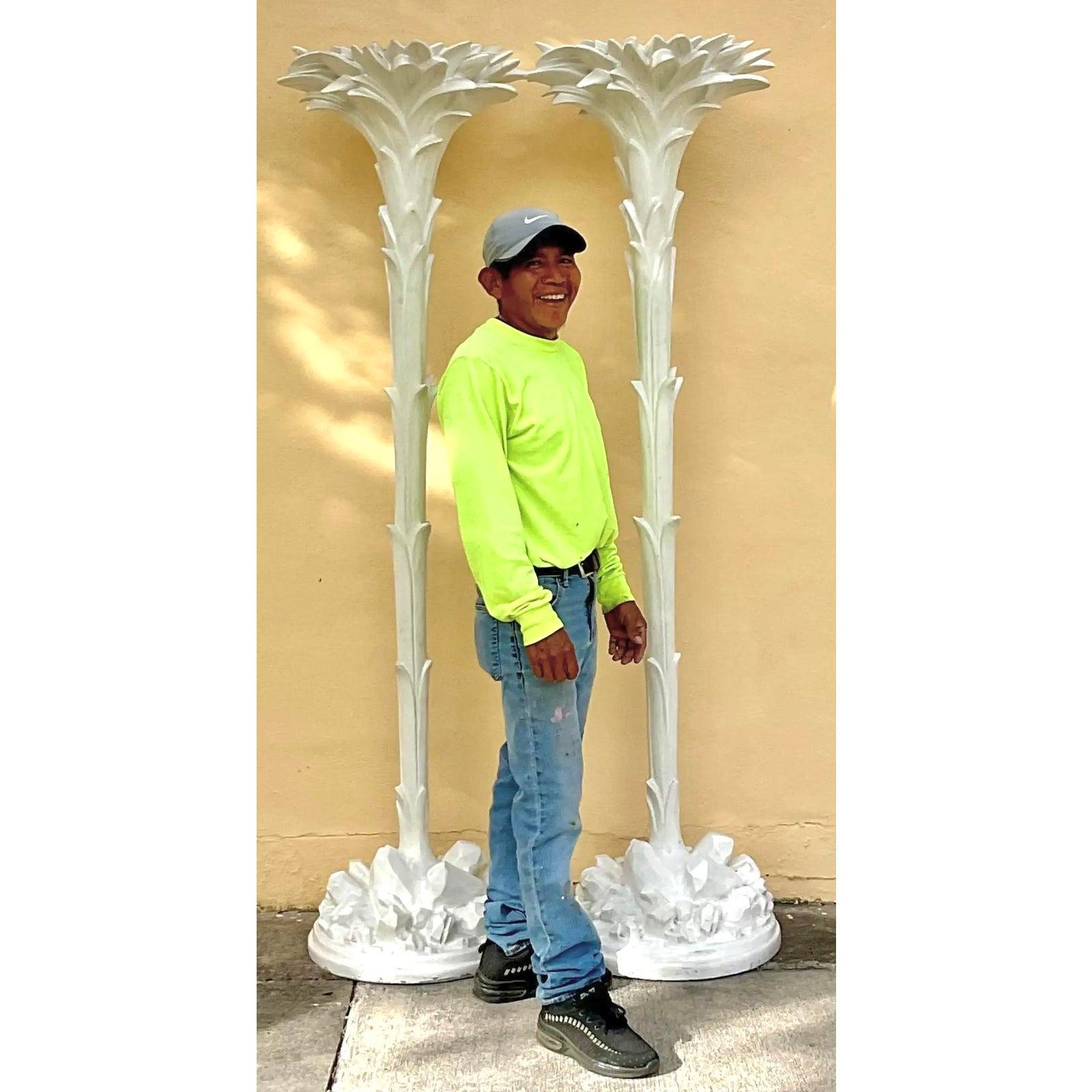 Antorcha de palmera de fibra de vidrio moldeada Vintage Regency según Serge Roche- Un par Art Decó en venta