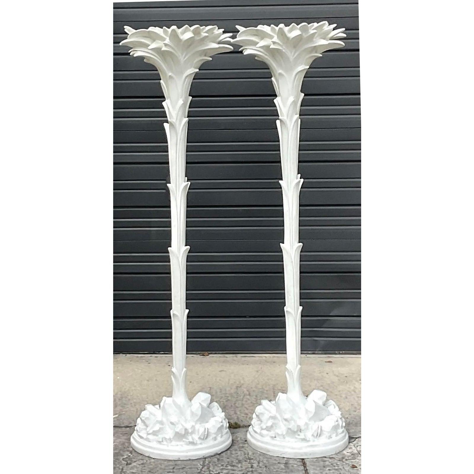 Antorcha de palmera de fibra de vidrio moldeada Vintage Regency según Serge Roche- Un par Estadounidense en venta