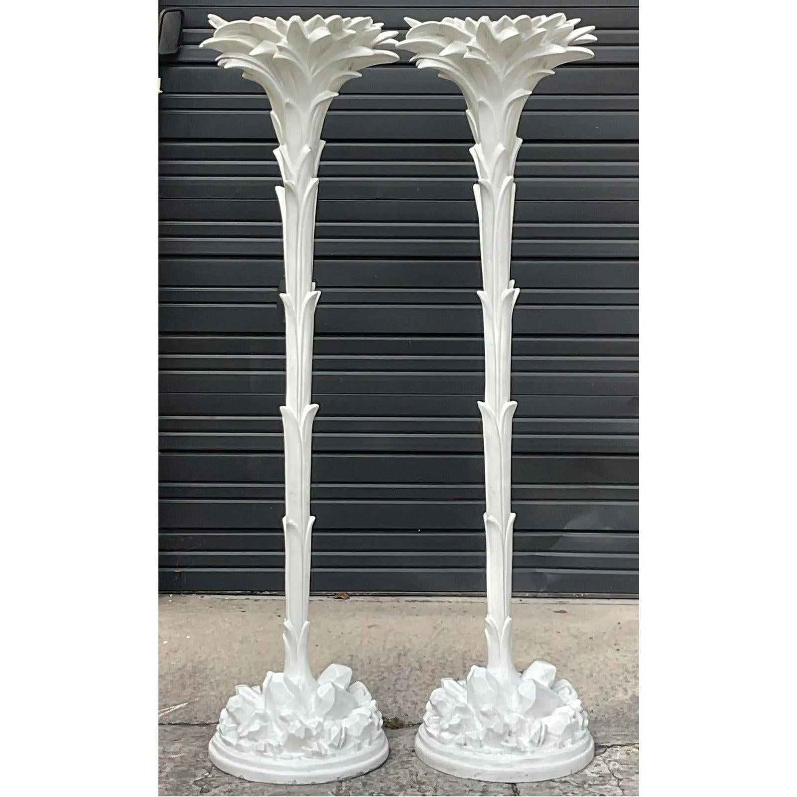 Antorcha de palmera de fibra de vidrio moldeada Vintage Regency según Serge Roche- Un par en Bueno estado para la venta en West Palm Beach, FL