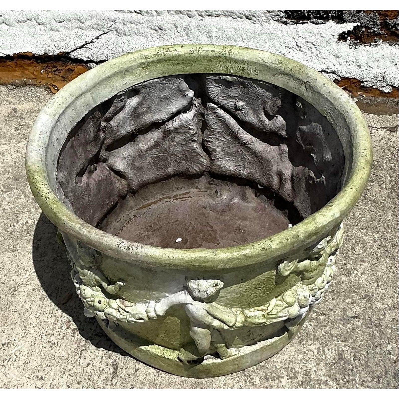 Verleihen Sie Ihrer Umgebung einen zeitlosen europäischen Charme mit diesem entzückenden Pflanzgefäß im Vintage-Regency-Stil. Gefertigt aus haltbarem und leichtem geformten Fiberglas, ahmt dieses Stück wunderschön das Aussehen von gealtertem Stein