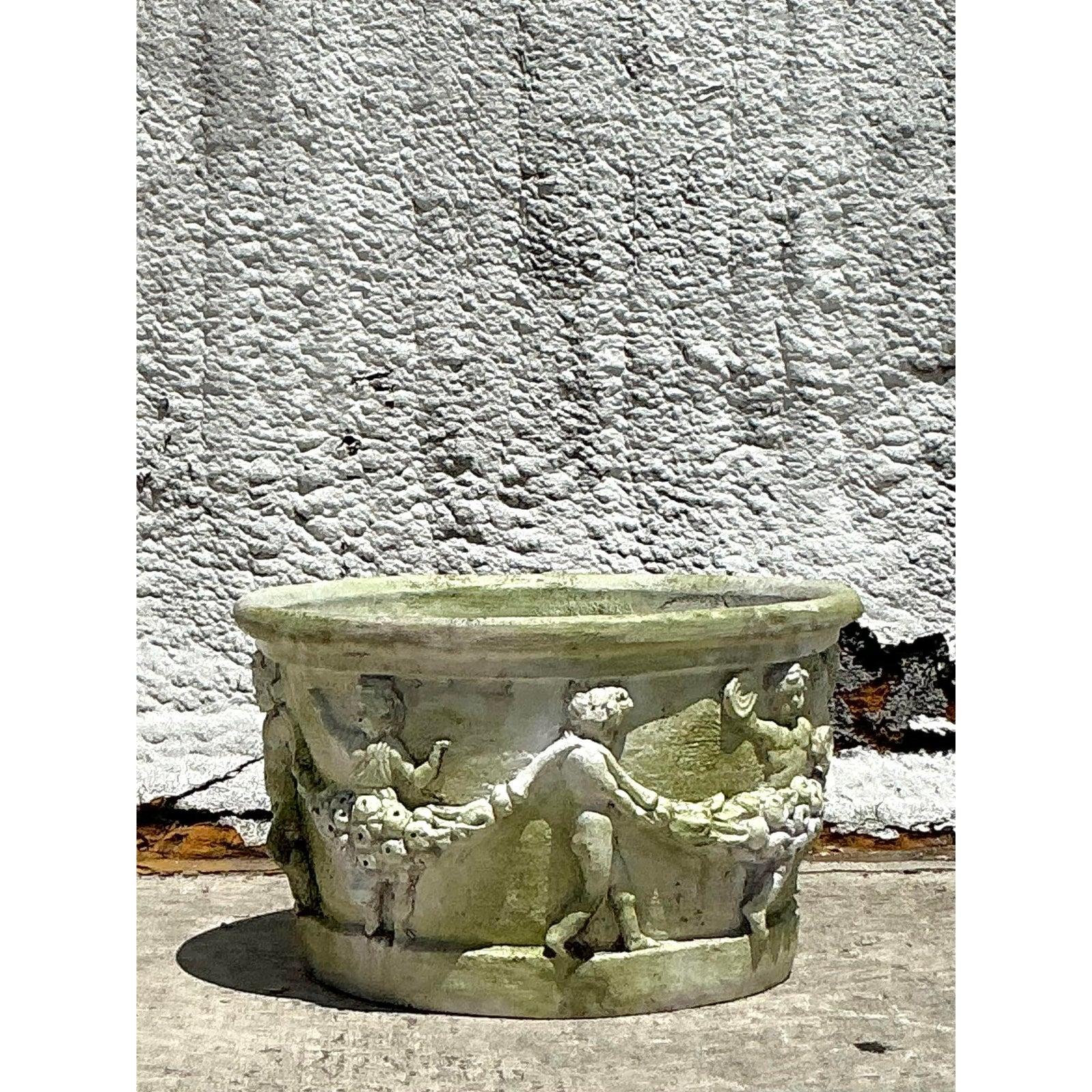 Vintage Regency geformt Fiberglas patiniert Cherub Pflanzer (amerikanisch) im Angebot