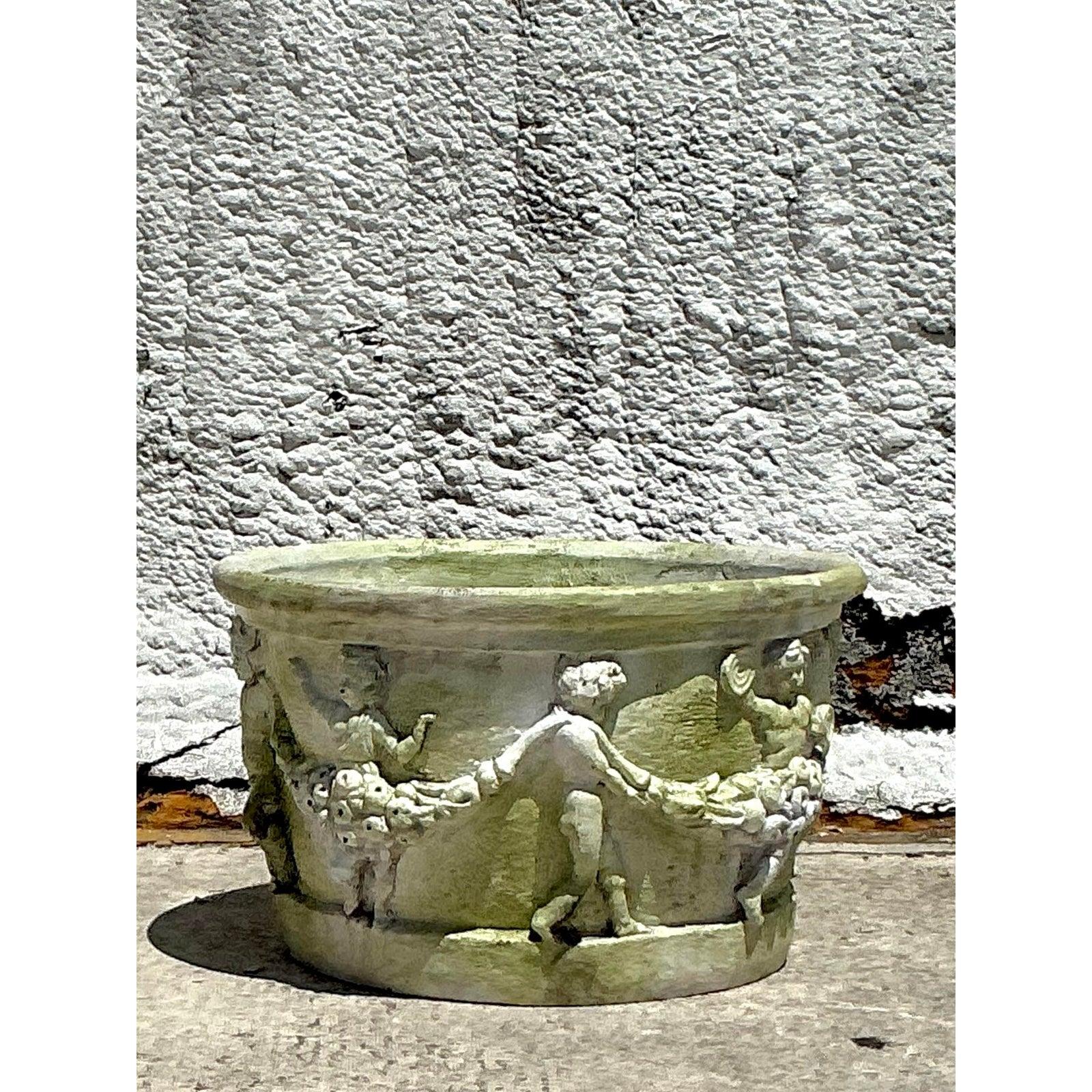 Vintage Regency geformt Fiberglas patiniert Cherub Pflanzer (20. Jahrhundert) im Angebot