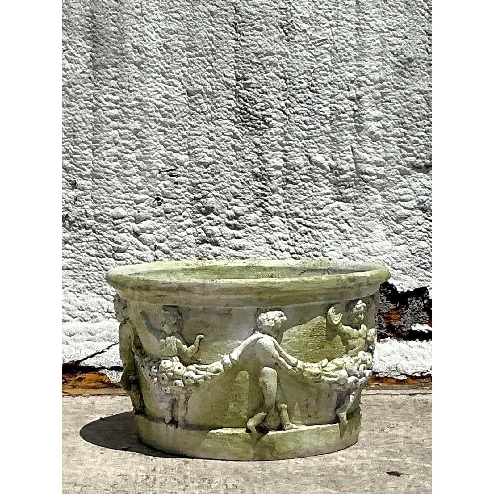Vintage Regency geformt Fiberglas patiniert Cherub Pflanzer im Angebot 1