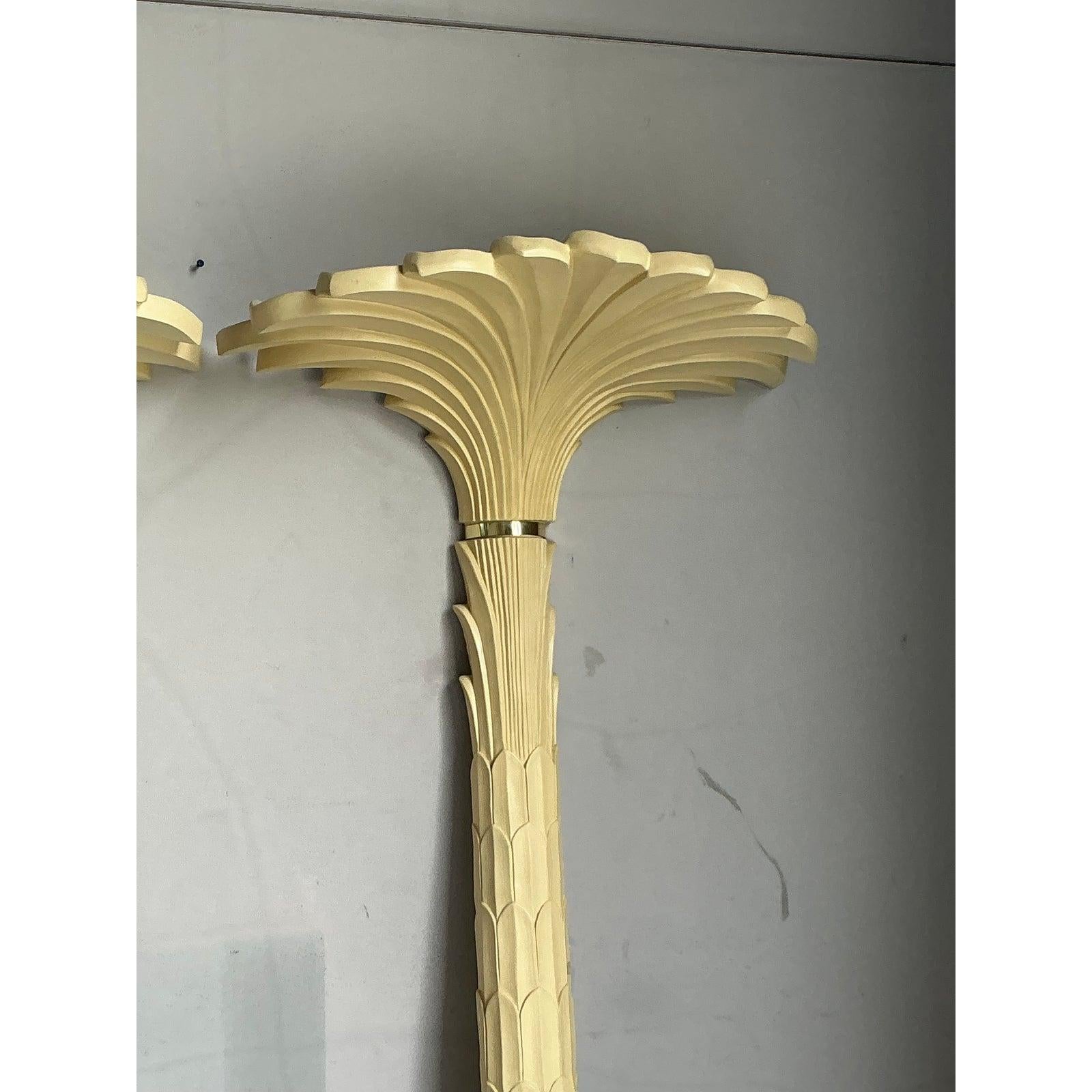 Canaliza el glamour icónico del diseñador francés Serge Roche con este impresionante par de lámparas de pie de palmera vintage. Cada lámpara es una dramática declaración escultórica, expertamente elaborada a partir de resina moldeada con un acabado