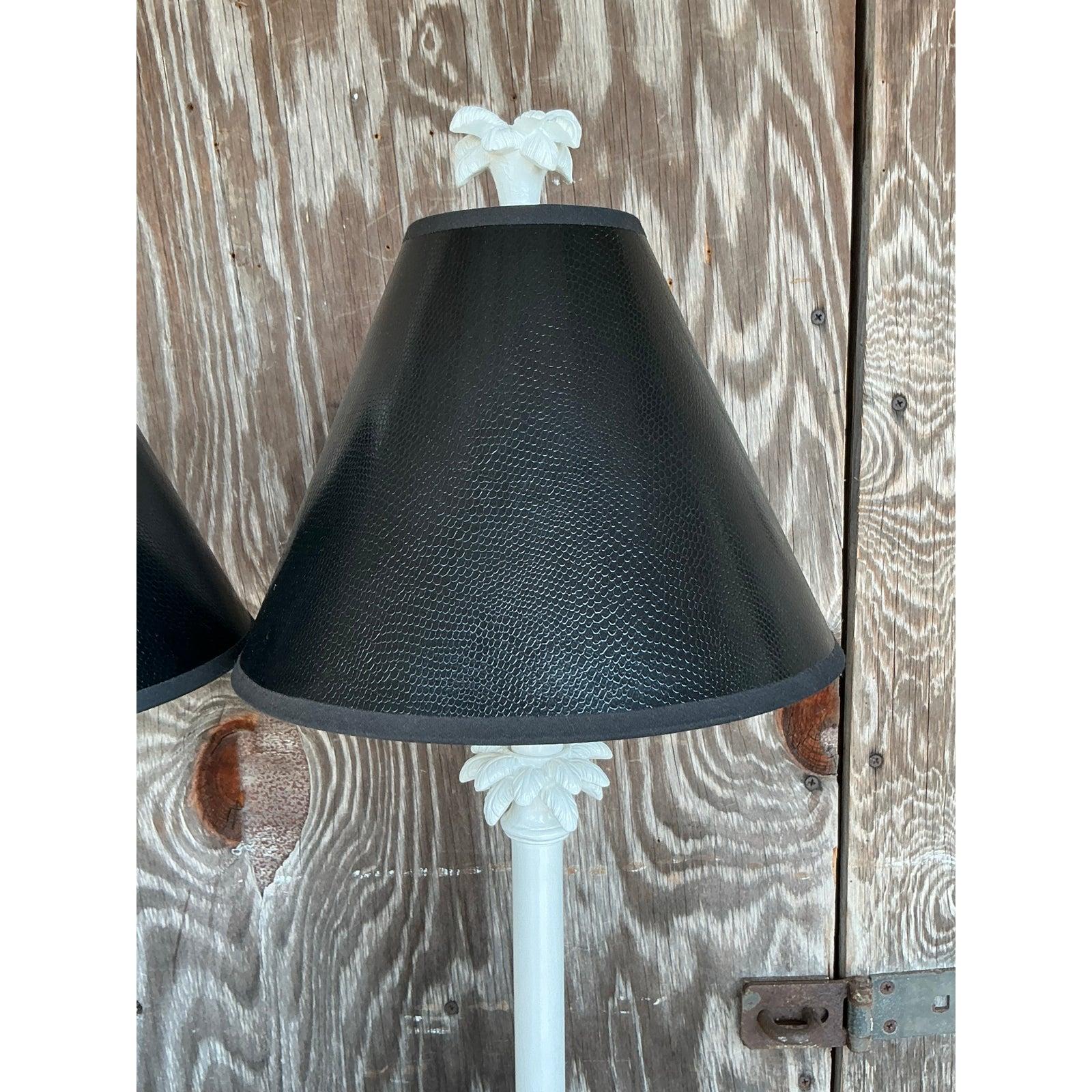 La fantaisie se mêle à la sophistication dans cette charmante paire de lampes chandelier Singe Vintage Regency. Moulées de manière experte dans une forme sculpturale et finies dans un blanc éclatant, ces lampes hautes représentent des singes