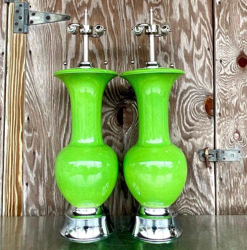 Hollywood Regency Paire de lampes monumentales en céramique émaillée vert pomme de style Régence vintage en vente