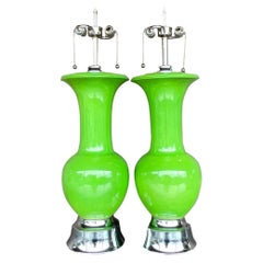 Pareja de lámparas monumentales de cerámica esmaltada verde manzana de la época de la Regencia