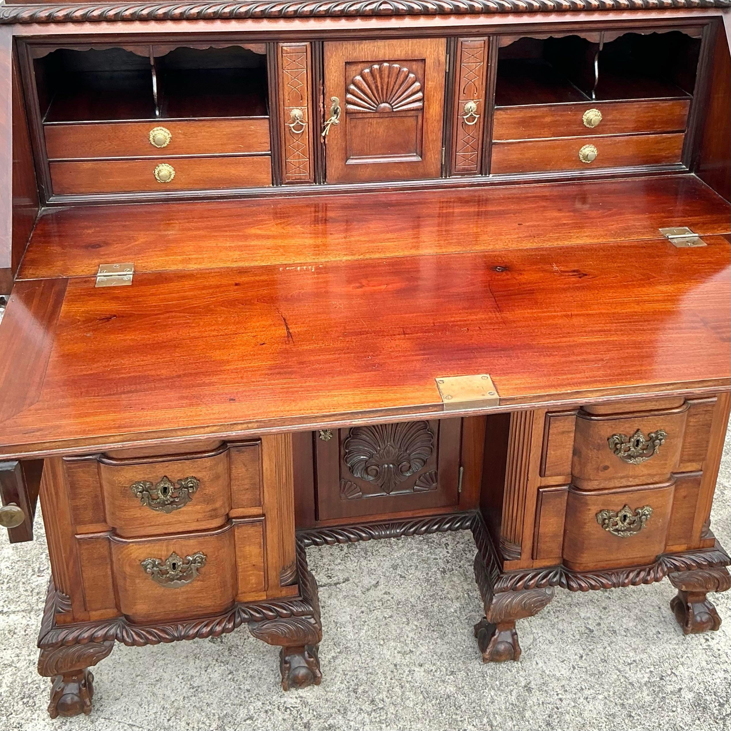 Monumentaler geschnitzter georgianischer Sekretär-Schreibtisch im Regency-Stil im Angebot 4