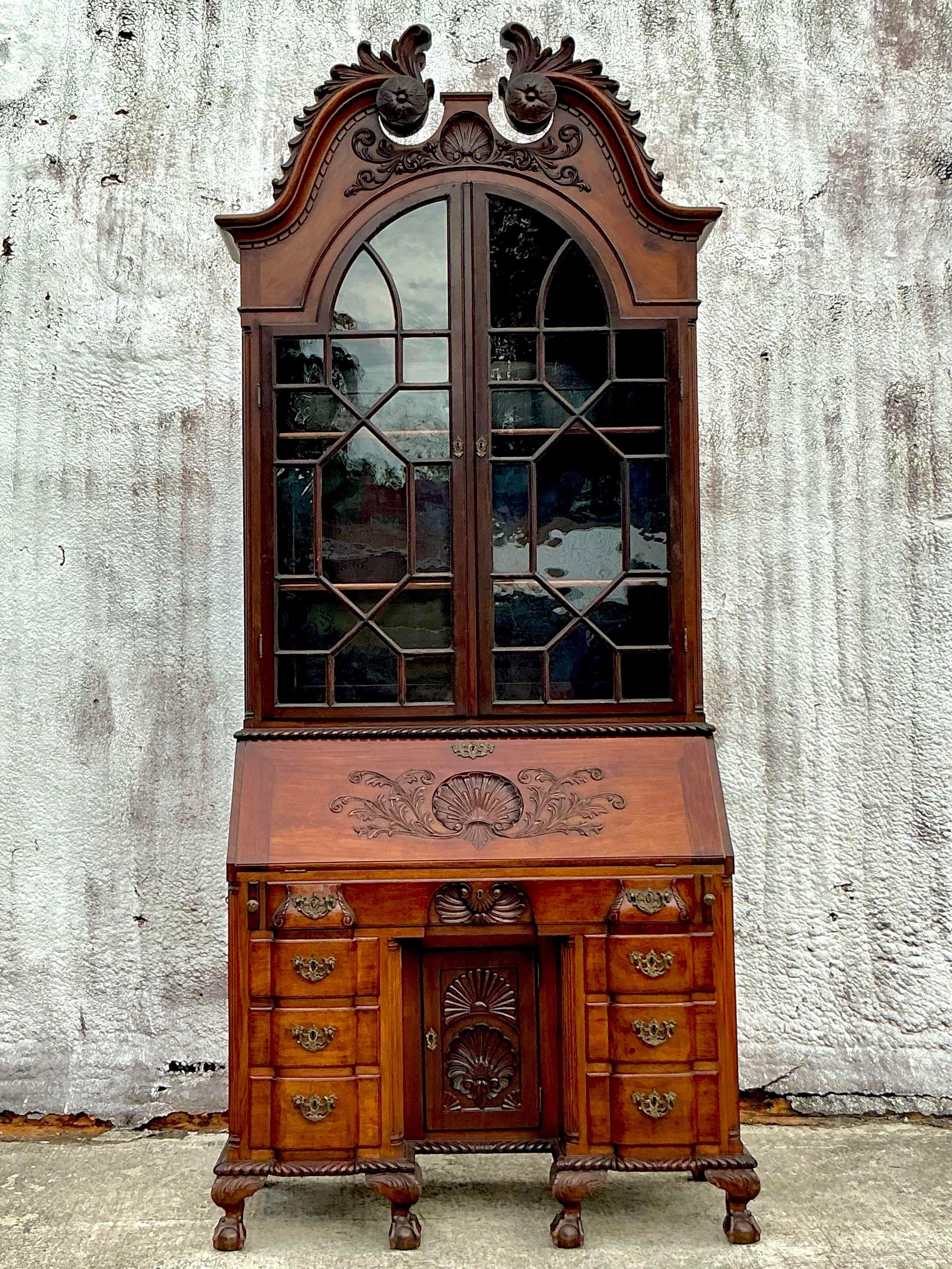Dieser georgianische Sekretär im Vintage-Regency-Stil zeichnet sich durch aufwändig geschnitzte Details und eine klassische Silhouette aus. Die Klappe lässt sich öffnen und gibt den Blick frei auf einen organisierten Stauraum mit kleinen Schubladen