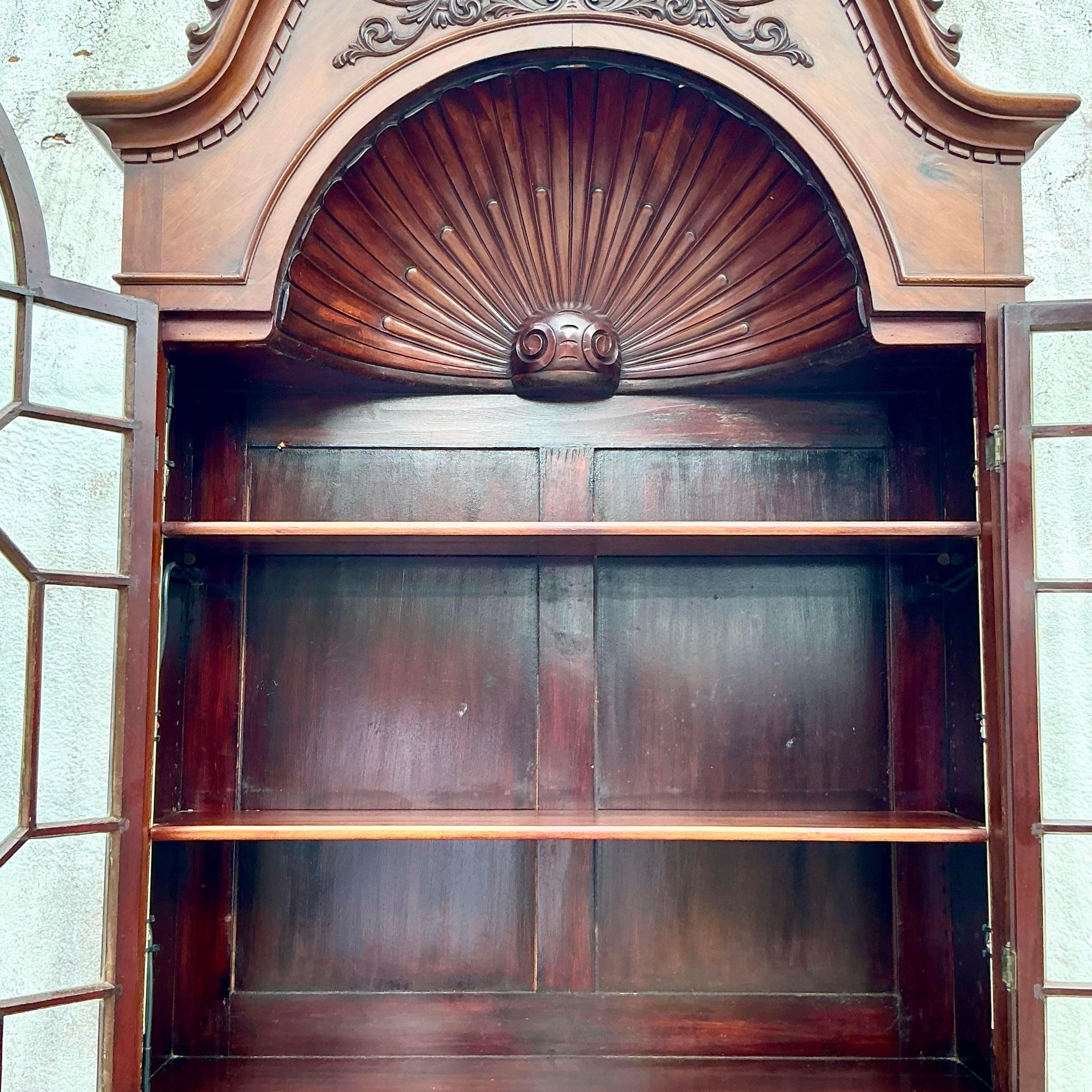 Monumentaler geschnitzter georgianischer Sekretär-Schreibtisch im Regency-Stil (amerikanisch) im Angebot