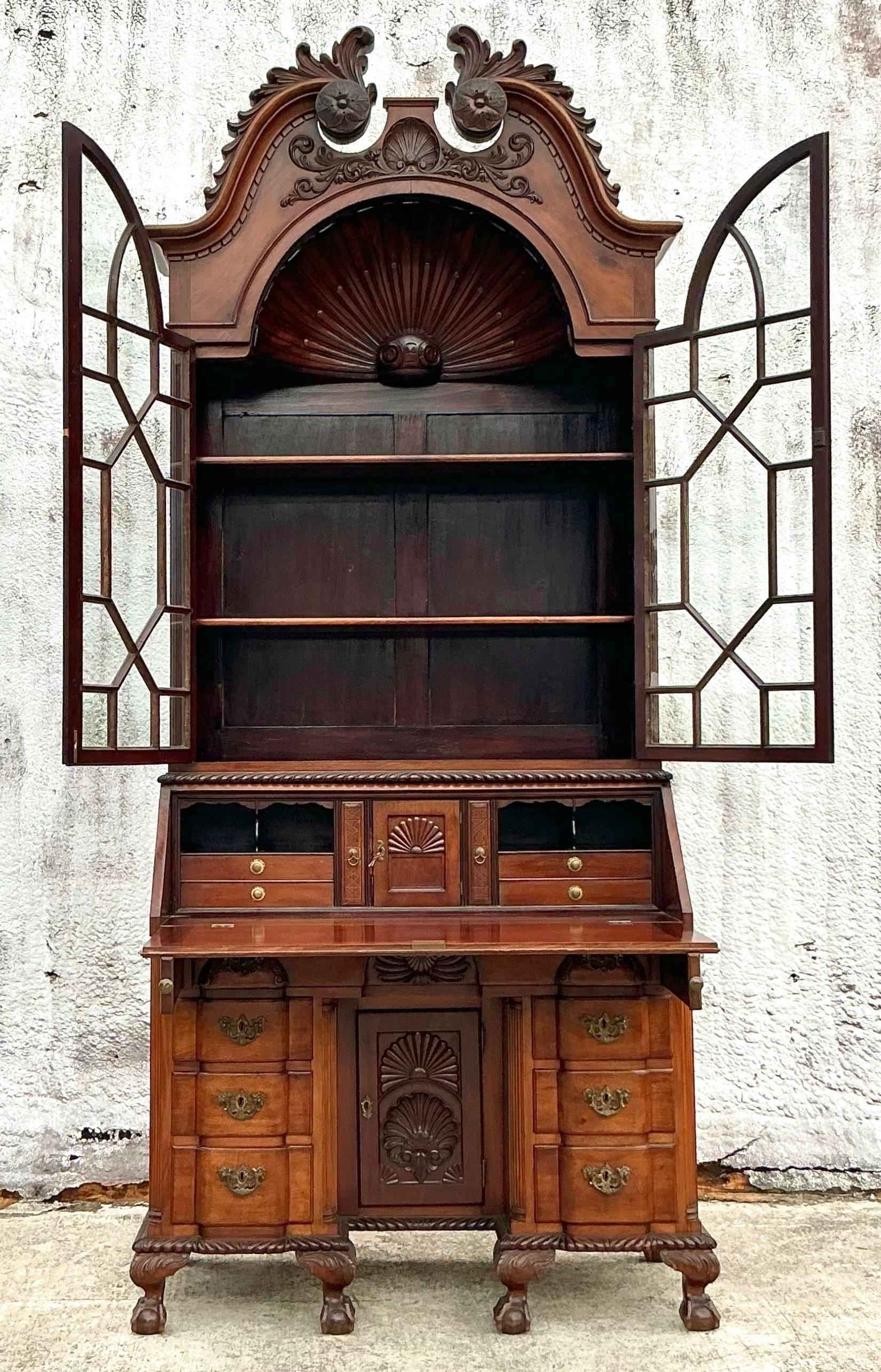 Monumentaler geschnitzter georgianischer Sekretär-Schreibtisch im Regency-Stil im Zustand „Gut“ im Angebot in west palm beach, FL