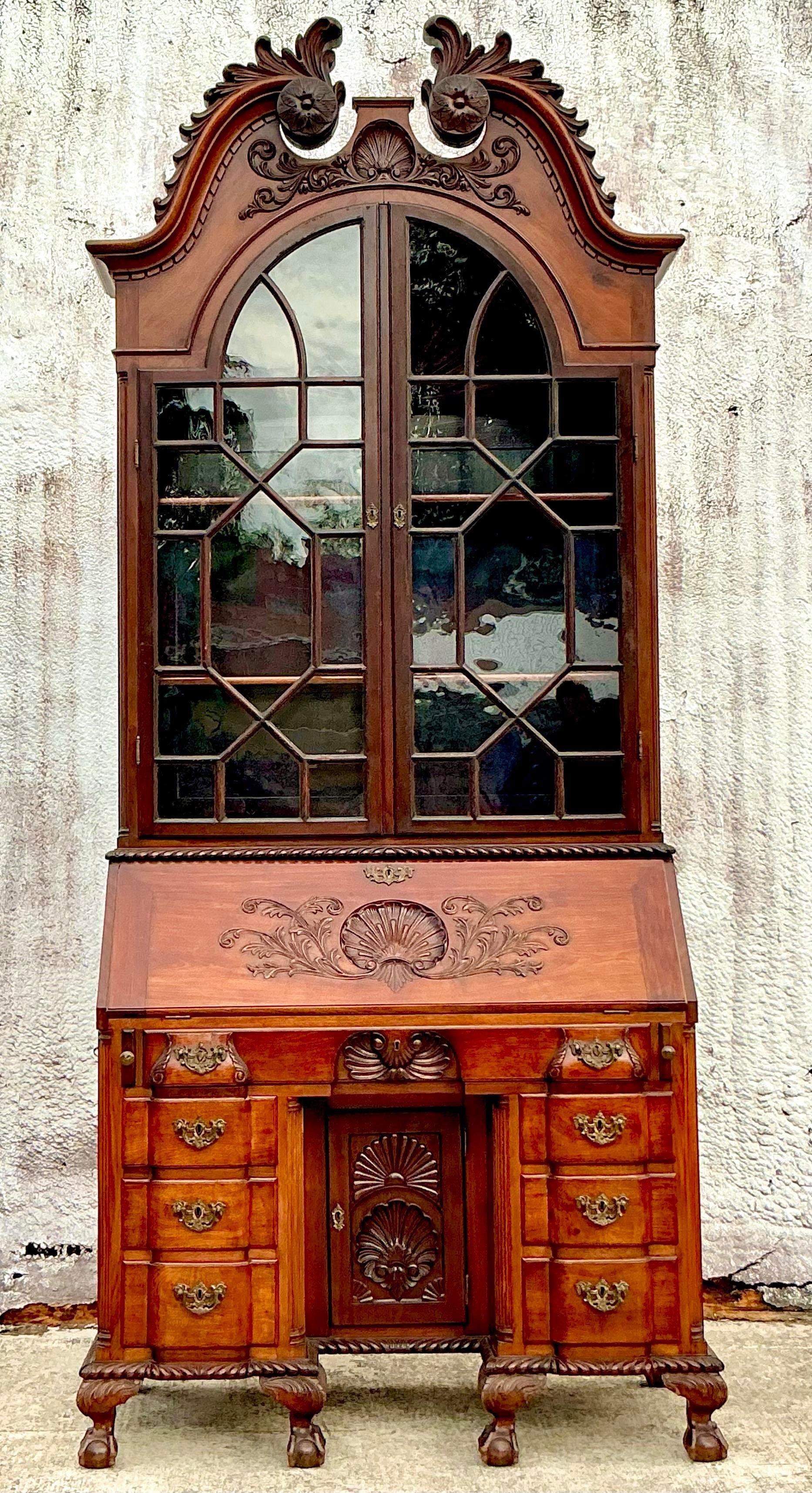 Monumentaler geschnitzter georgianischer Sekretär-Schreibtisch im Regency-Stil (20. Jahrhundert) im Angebot