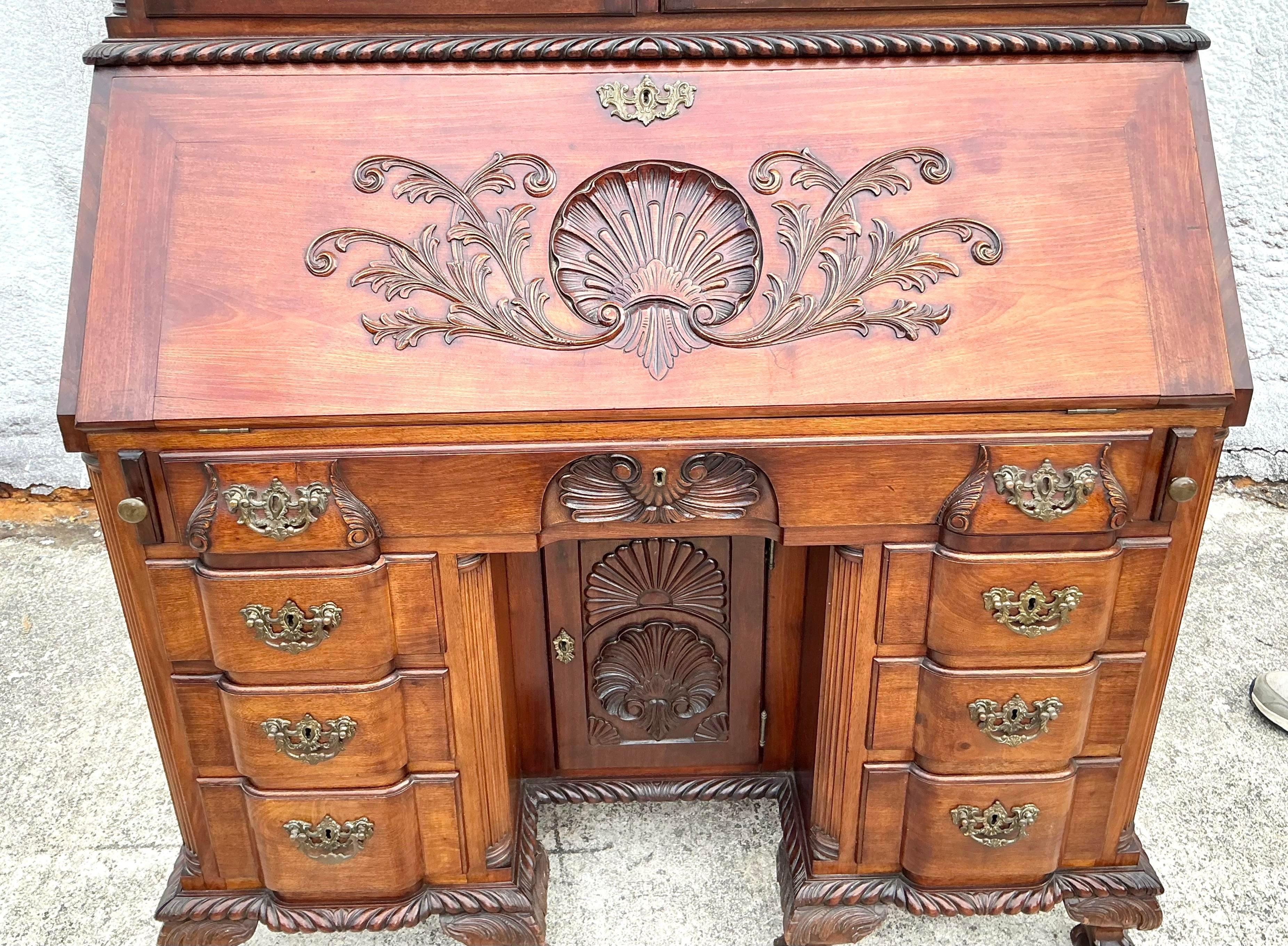 Monumentaler geschnitzter georgianischer Sekretär-Schreibtisch im Regency-Stil (Glas) im Angebot