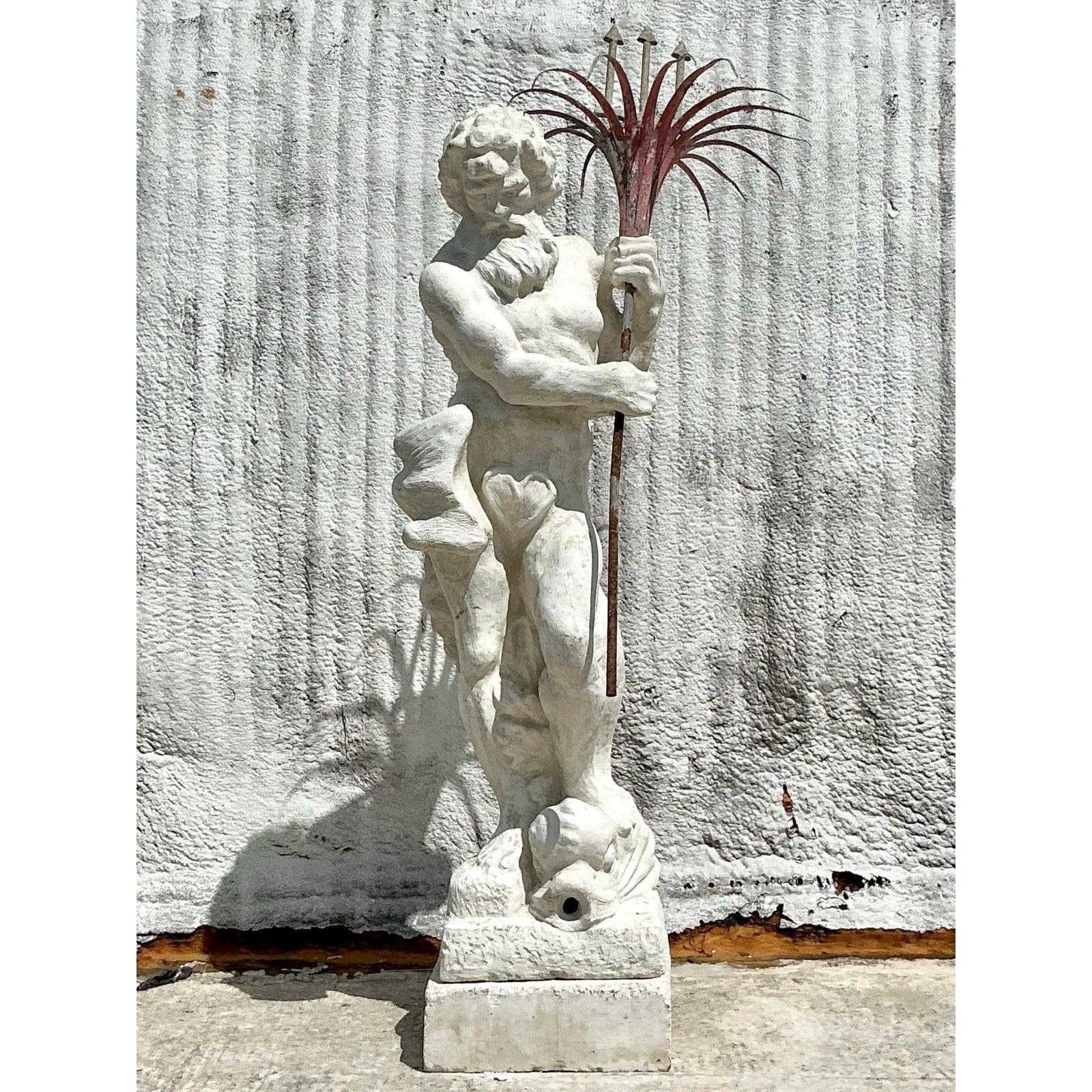 Cette statue monumentale de Neptune Vintage Regency, un chef-d'œuvre sculptural rare et impressionnant en béton moulé, constitue un élément de décoration imposant. Cette représentation royale de Neptune, dieu de la mer, respire la force et le charme