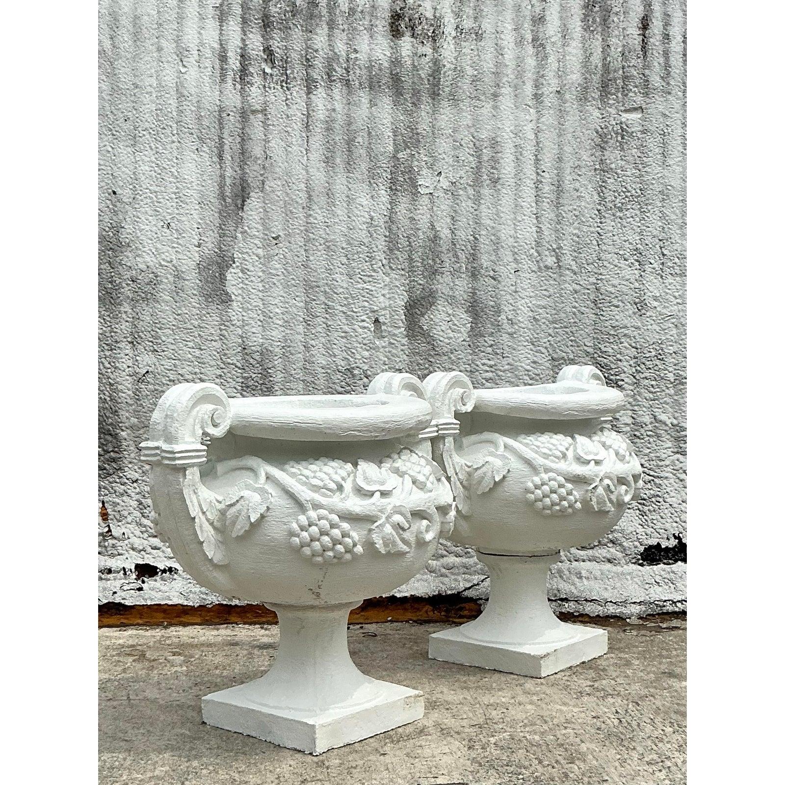 Hollywood Regency Urne monumentali in cemento armato d'epoca Regency - Una coppia in vendita