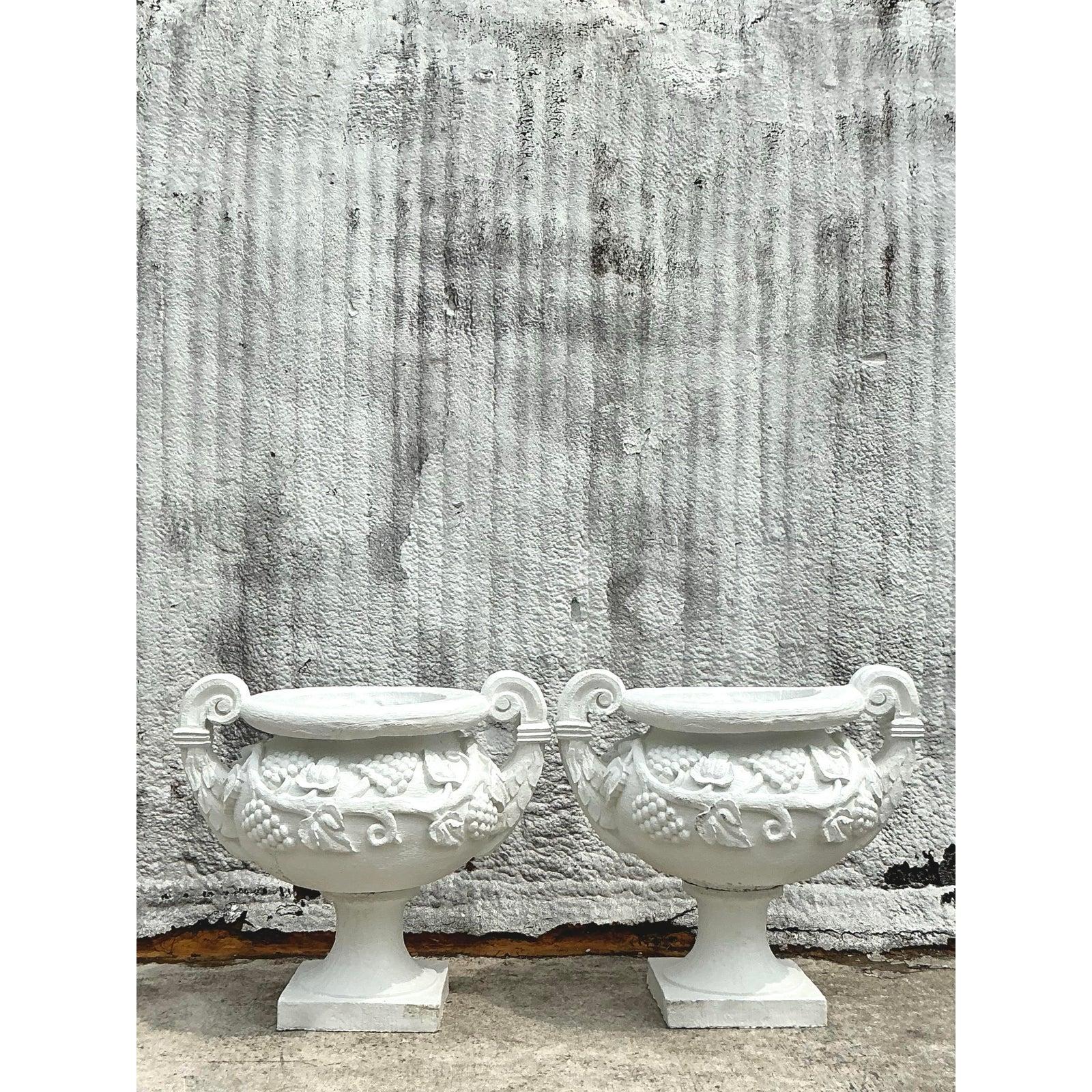 Americano Urne monumentali in cemento armato d'epoca Regency - Una coppia in vendita