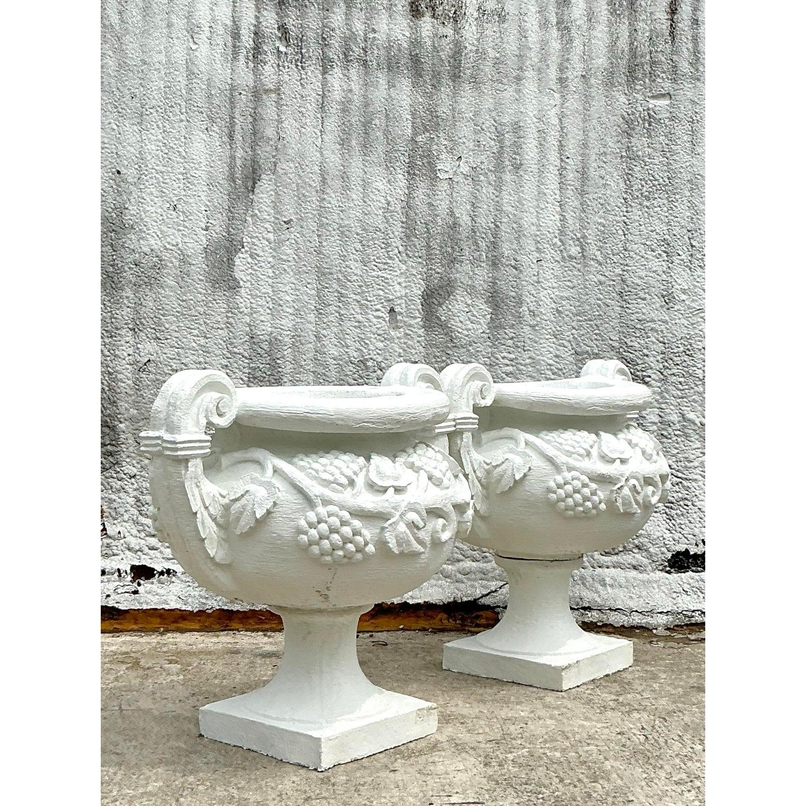 XX secolo Urne monumentali in cemento armato d'epoca Regency - Una coppia in vendita