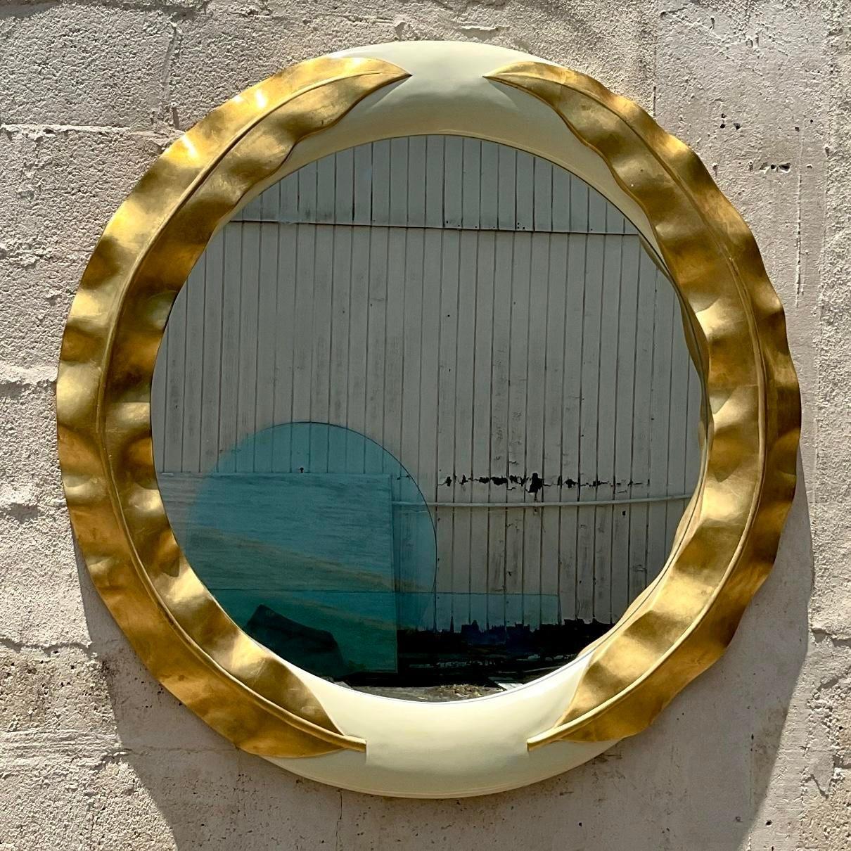 Abbellisci il tuo spazio con l'imponenza di questo specchio Vintage Regency Monumental Gilt Laurel Leaf. Con le sue proporzioni maestose e l'intricato motivo a foglie d'alloro dorate, incarna l'eleganza americana senza tempo. Eleva il tuo