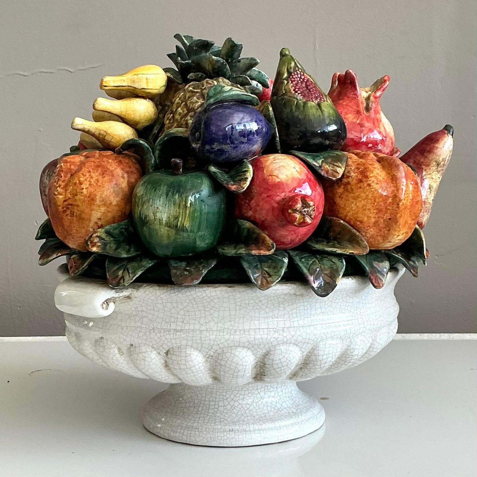 Italiano Ciotola monumentale di frutta in ceramica smaltata vintage Regency in vendita