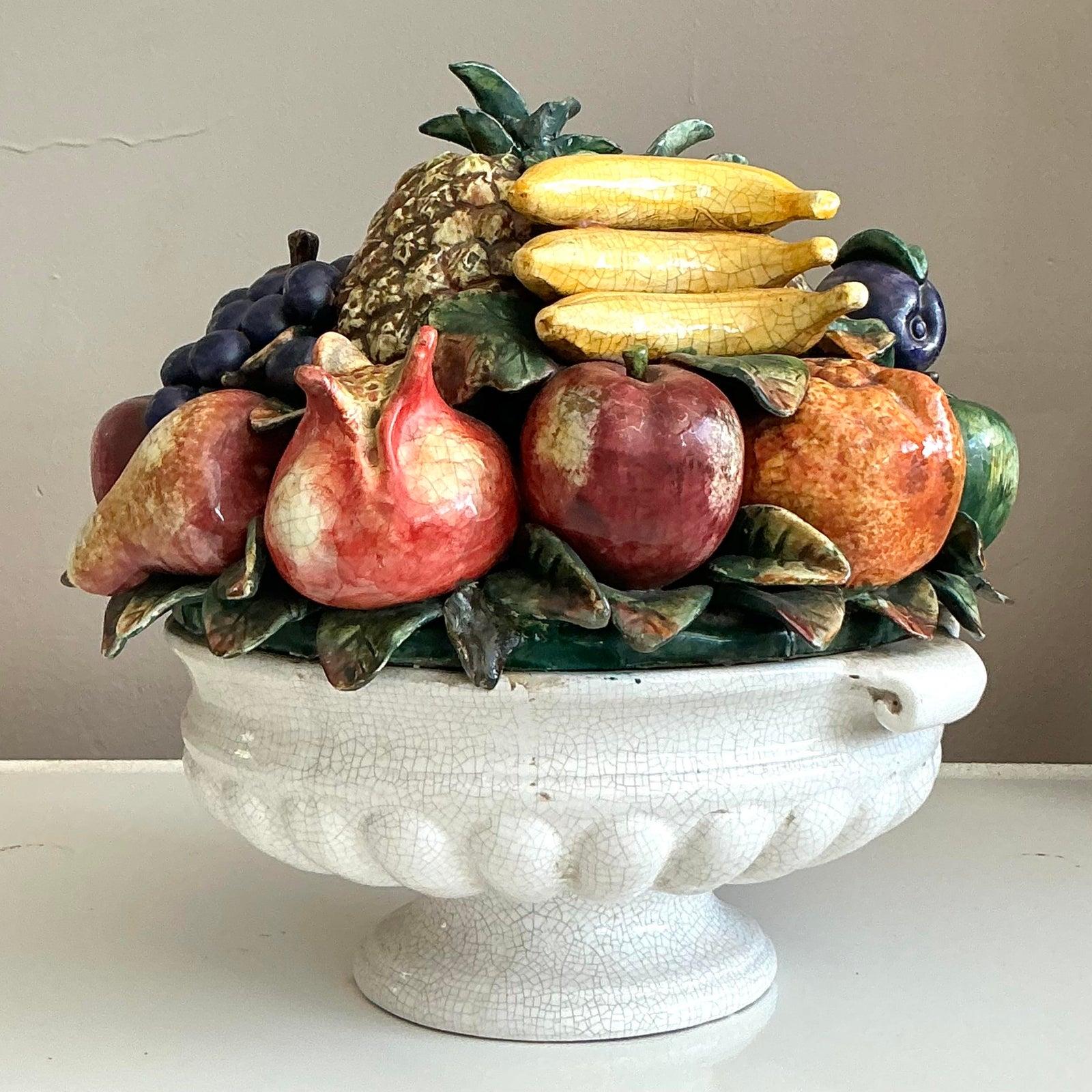 XX secolo Ciotola monumentale di frutta in ceramica smaltata vintage Regency in vendita
