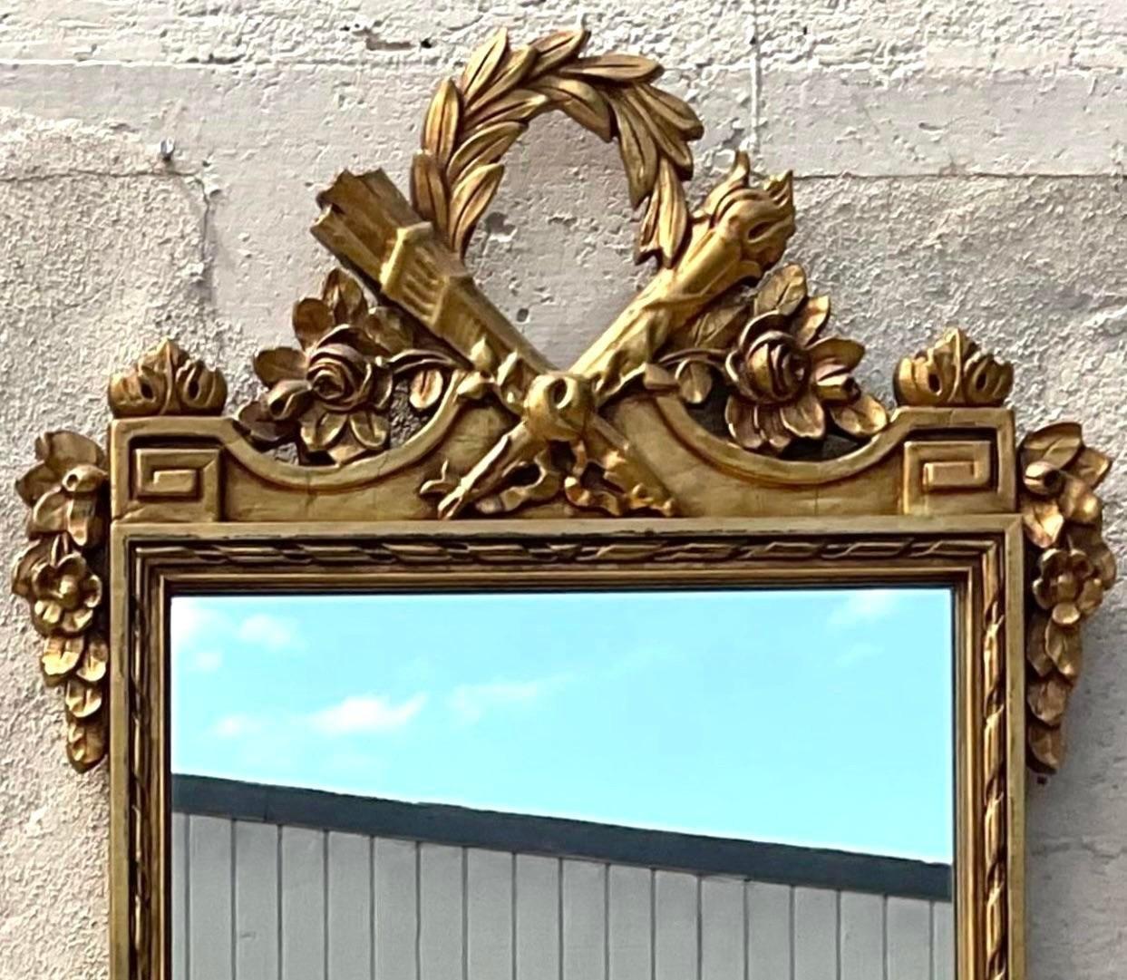 Mettez en valeur votre espace avec la grandeur de ce miroir monumental de style Vintage Byur en forme de clé grecque dorée. Avec son design classique American Regency, ce miroir dégage une élégance et une sophistication intemporelles. Une pièce