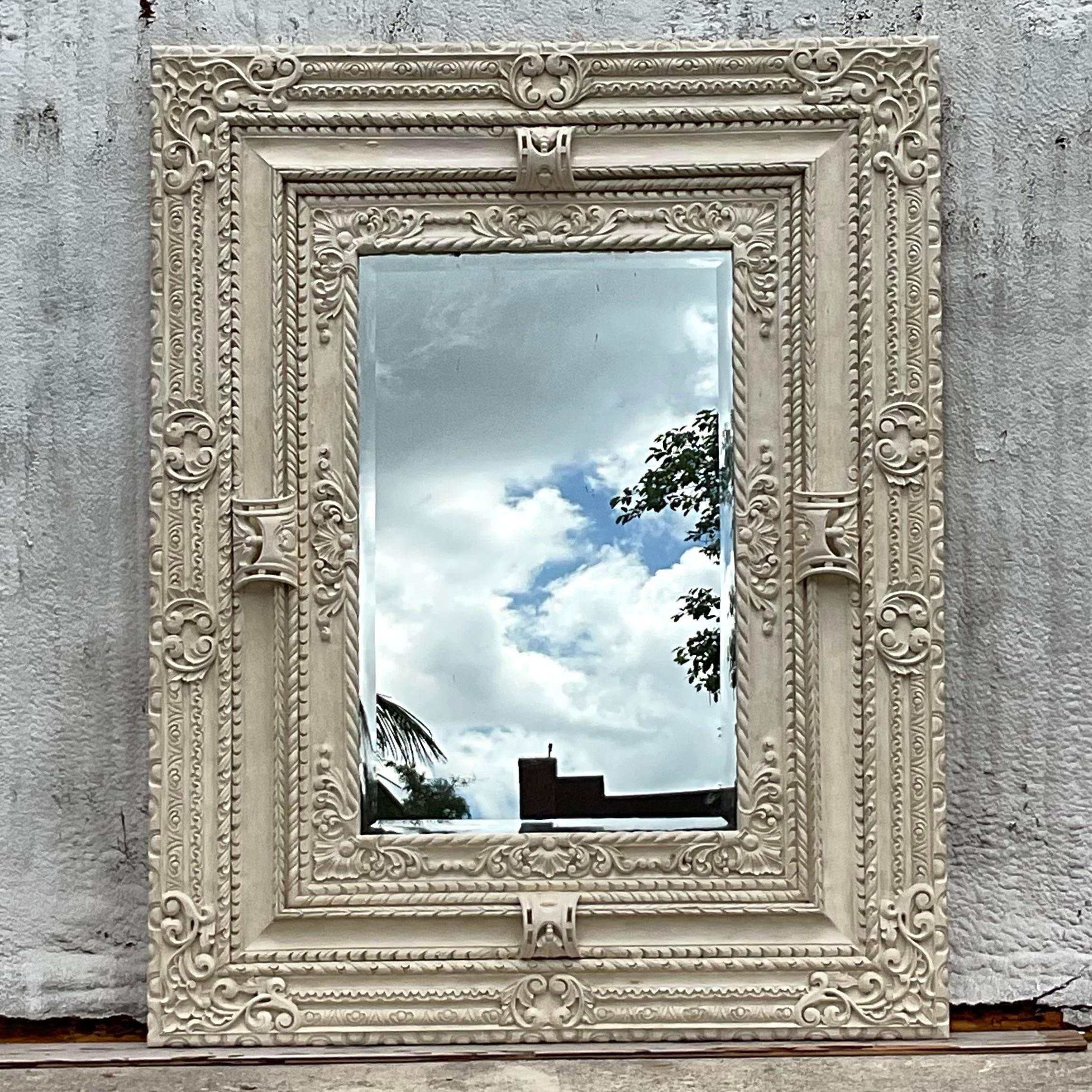 Élevez votre décor avec le miroir de sol Monumental Vintage Regency sculpté à la main. Cette pièce exquise présente des détails complexes sculptés à la main et un design grandiose, parfait pour ajouter une touche d'élégance royale et de