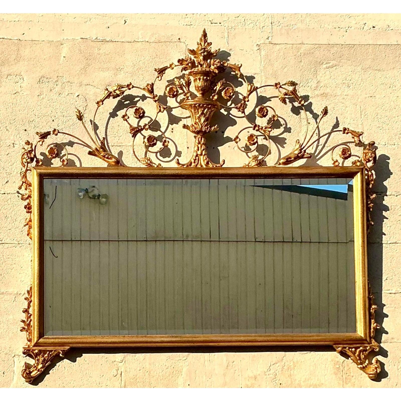 Eleva i tuoi interni con questo specchio vintage Hollywood Regency mozzafiato, un vero e proprio pezzo forte che racchiude la grandezza e l'estro artistico della sua epoca. Questo monumentale specchio orizzontale è caratterizzato da un motivo a vite