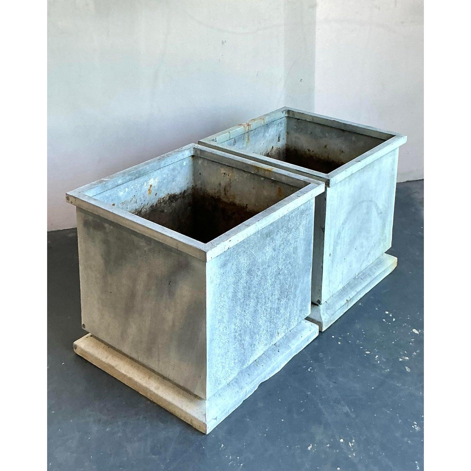 Américain Paire de jardinières monumentales en plomb Vintage Regency en vente