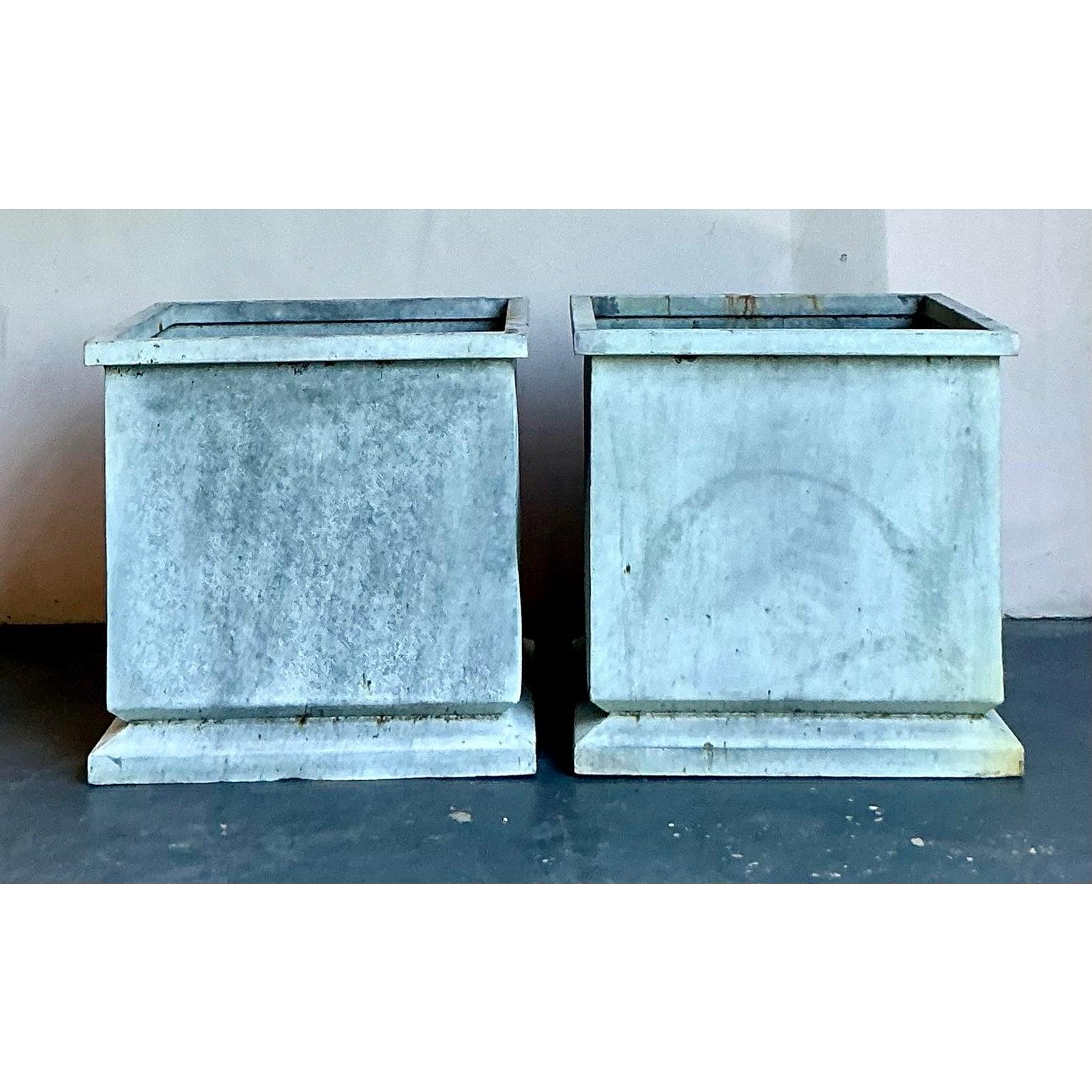 20ième siècle Paire de jardinières monumentales en plomb Vintage Regency en vente