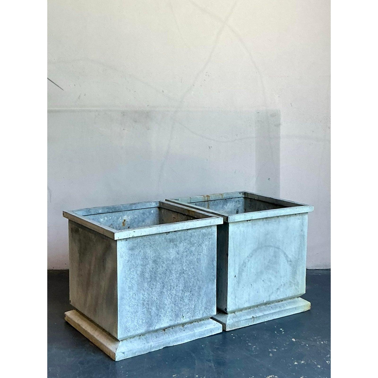 Paire de jardinières monumentales en plomb Vintage Regency en vente 2