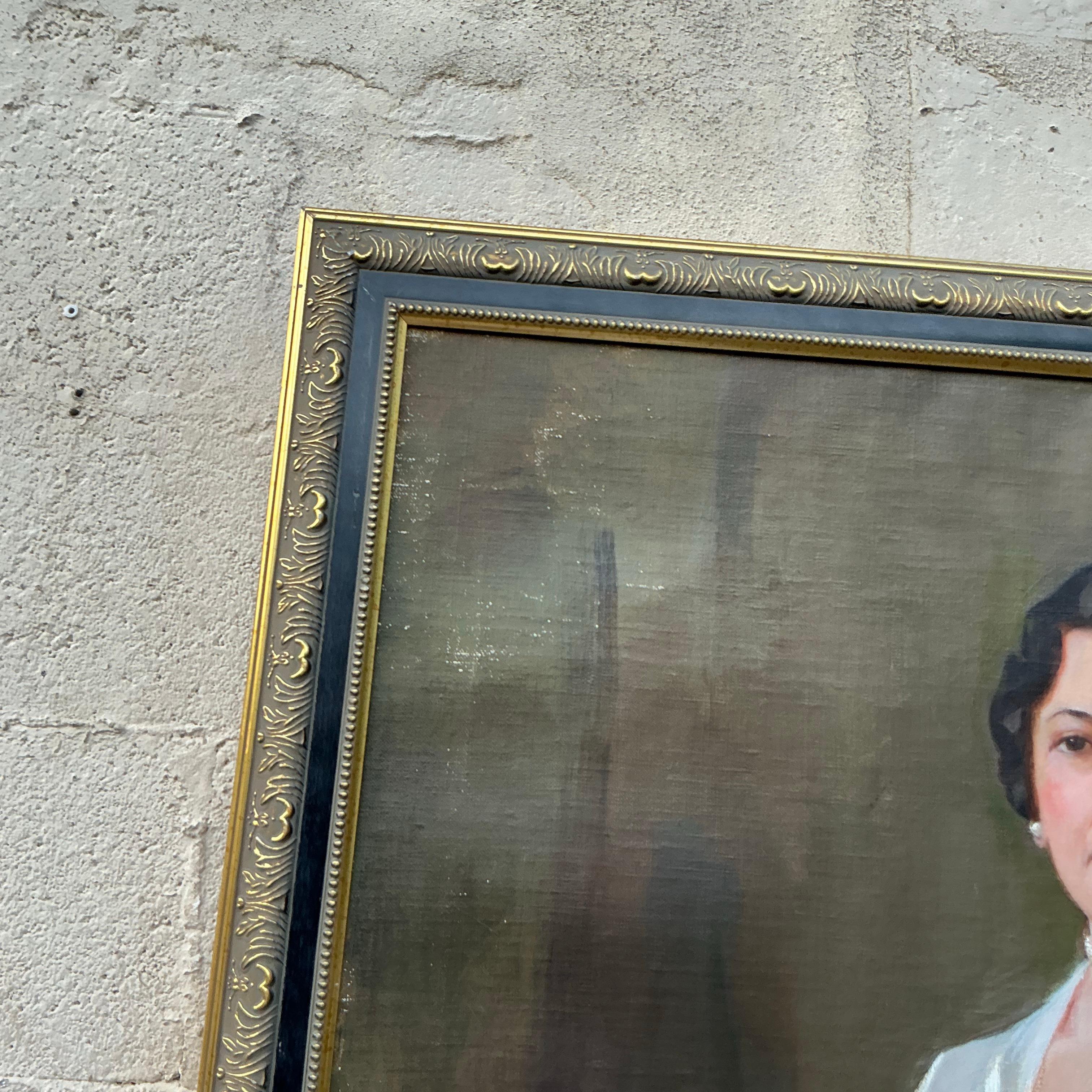 Este cautivador retrato al óleo original monumental de época de la Regencia sobre lienzo retrata a una mujer sofisticada con un impresionante vestido de satén blanco adornado con vibrantes detalles florales rojos. El retrato está elegantemente