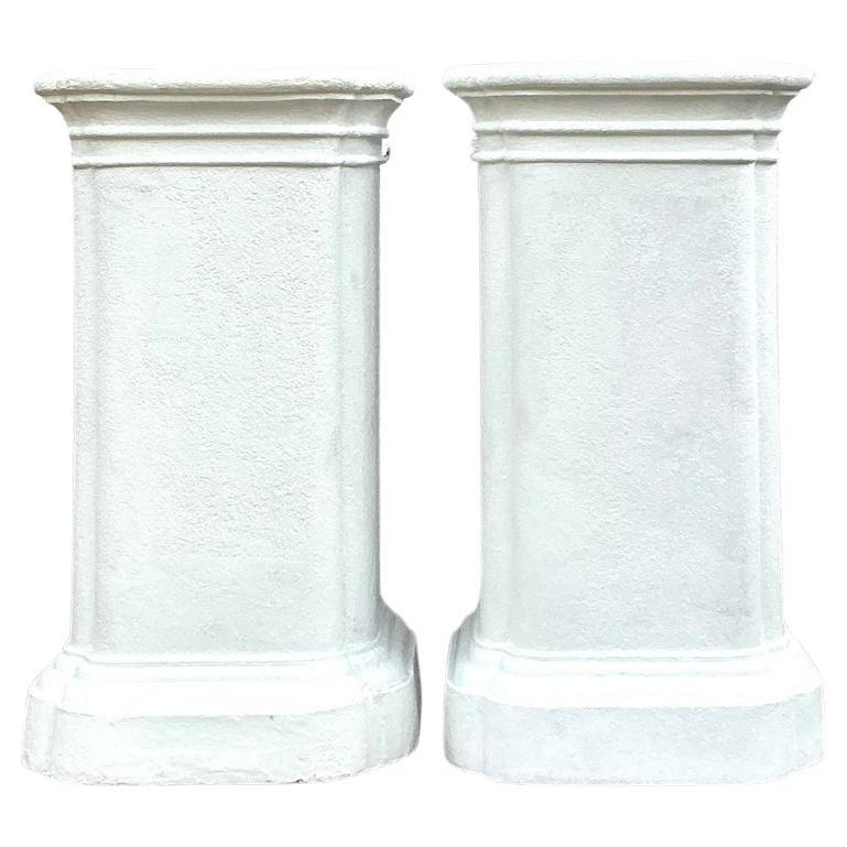 Paire de piédestaux monumentaux Regency vintage en plâtre sur fibre de verre