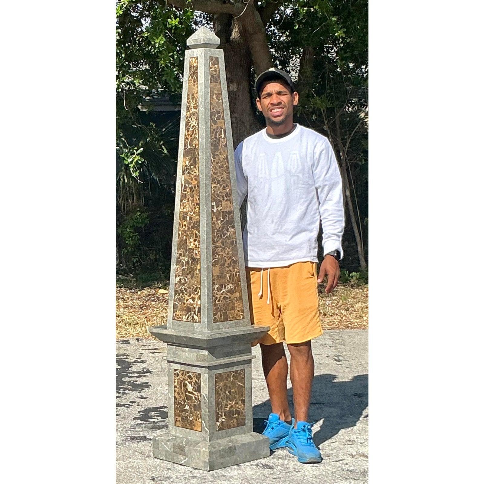Vintage Regency Monumental Stein Obelisk im Zustand „Gut“ in West Palm Beach, FL