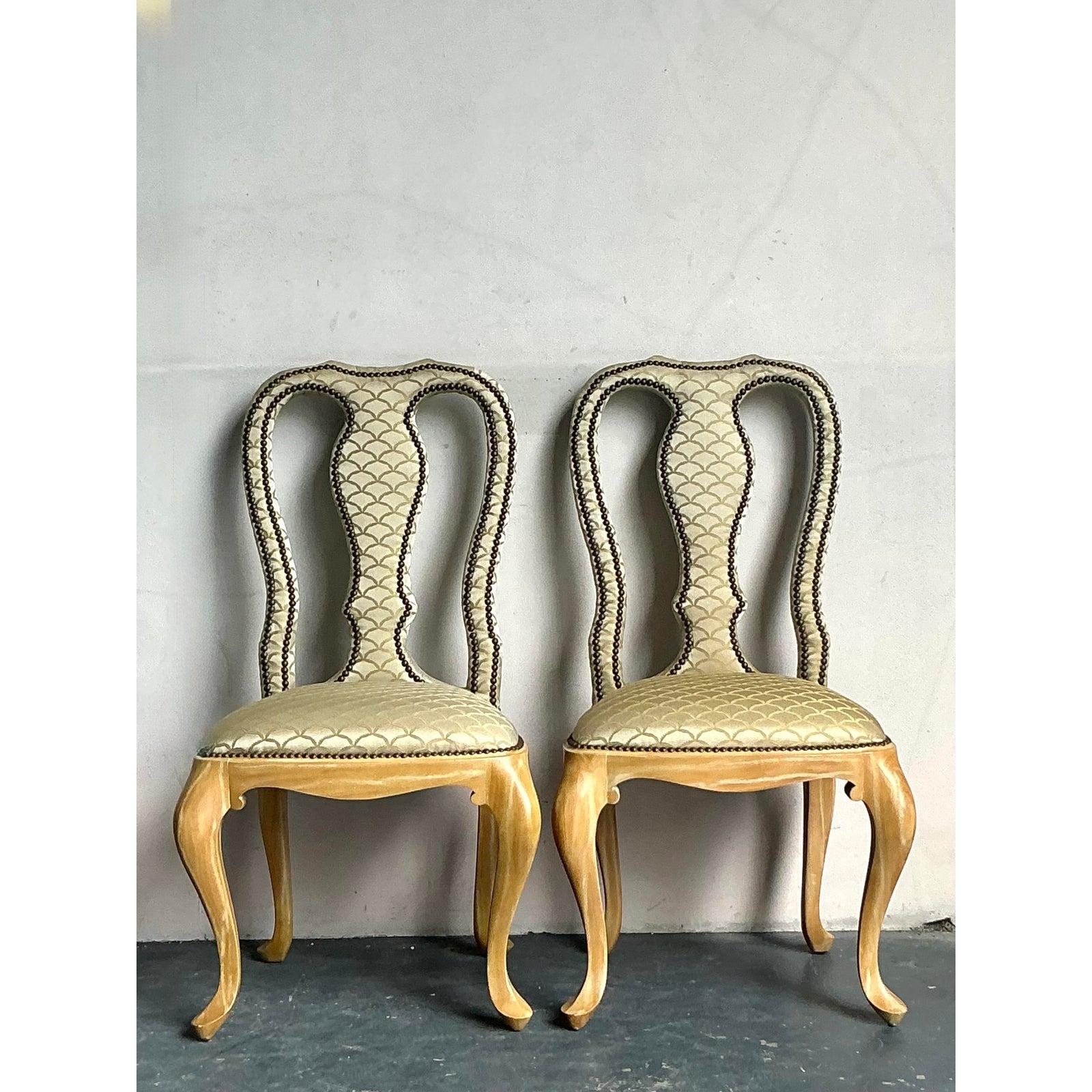 Wir präsentieren ein elegantes Paar Vintage Regency Nailhead Queen Anne Dining Chairs, die klassische Raffinesse und raffinierten Charme ausstrahlen. Diese Stühle zeichnen sich durch ihre unverwechselbaren Beine im Queen-Anne-Stil mit anmutigen