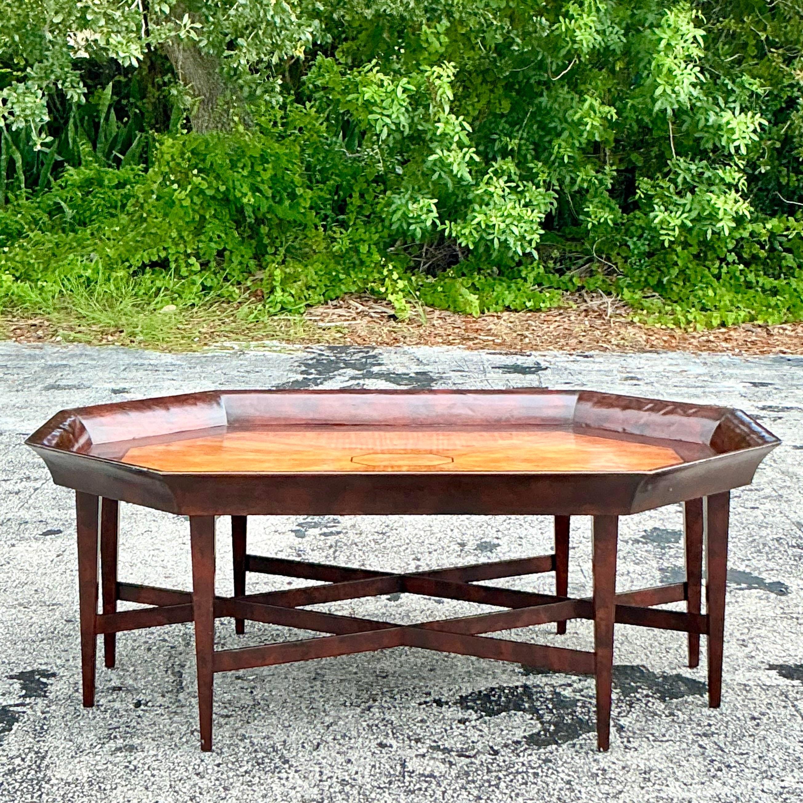 Ajoutez une touche d'élégance classique à votre espace de vie avec cette table basse octogonale marquetée Vintage Regency. Parfaite pour les intérieurs de style américain, cette table présente un plateau octogonal aux incrustations complexes qui