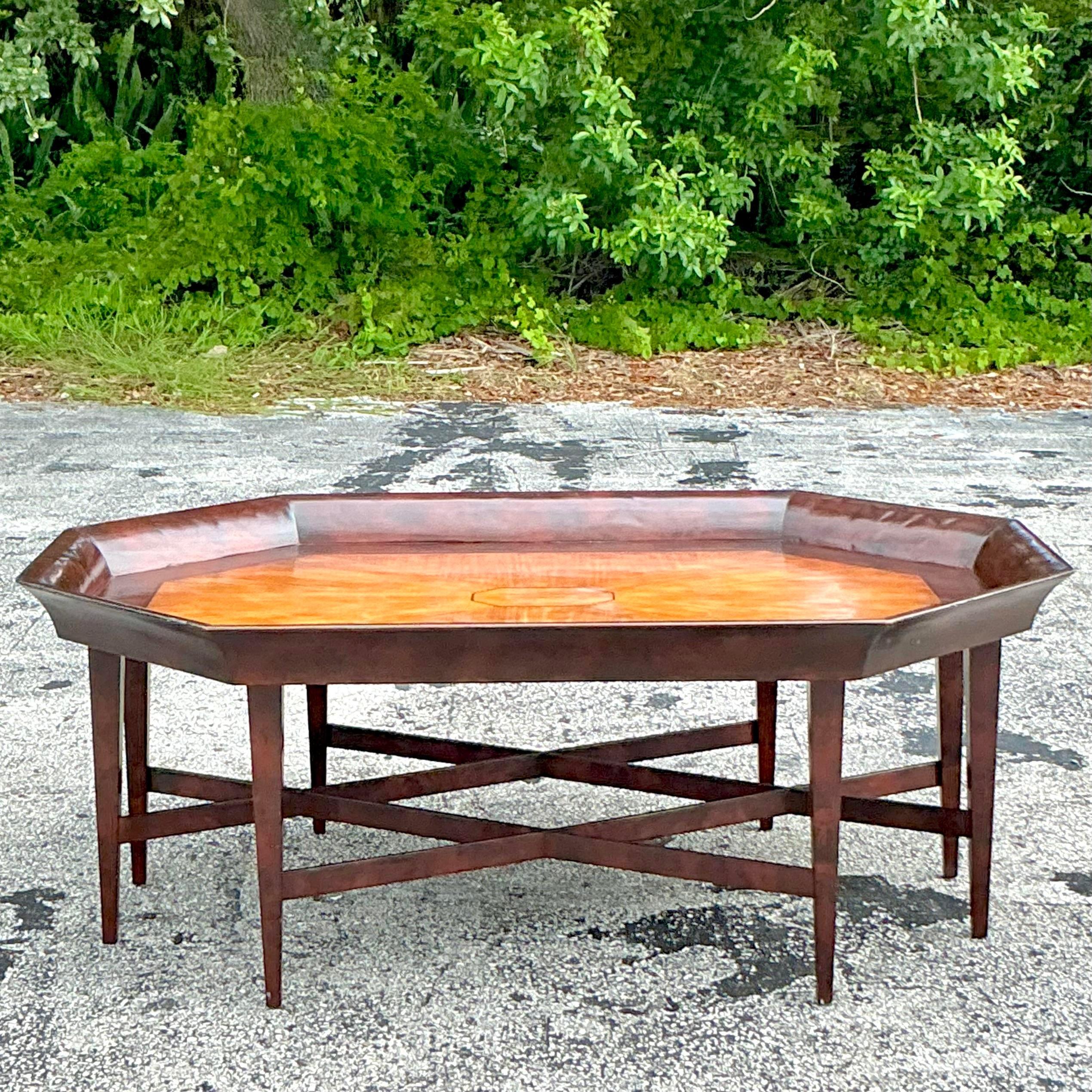 Table basse octogonale Regency vintage incrustée Bon état - En vente à west palm beach, FL
