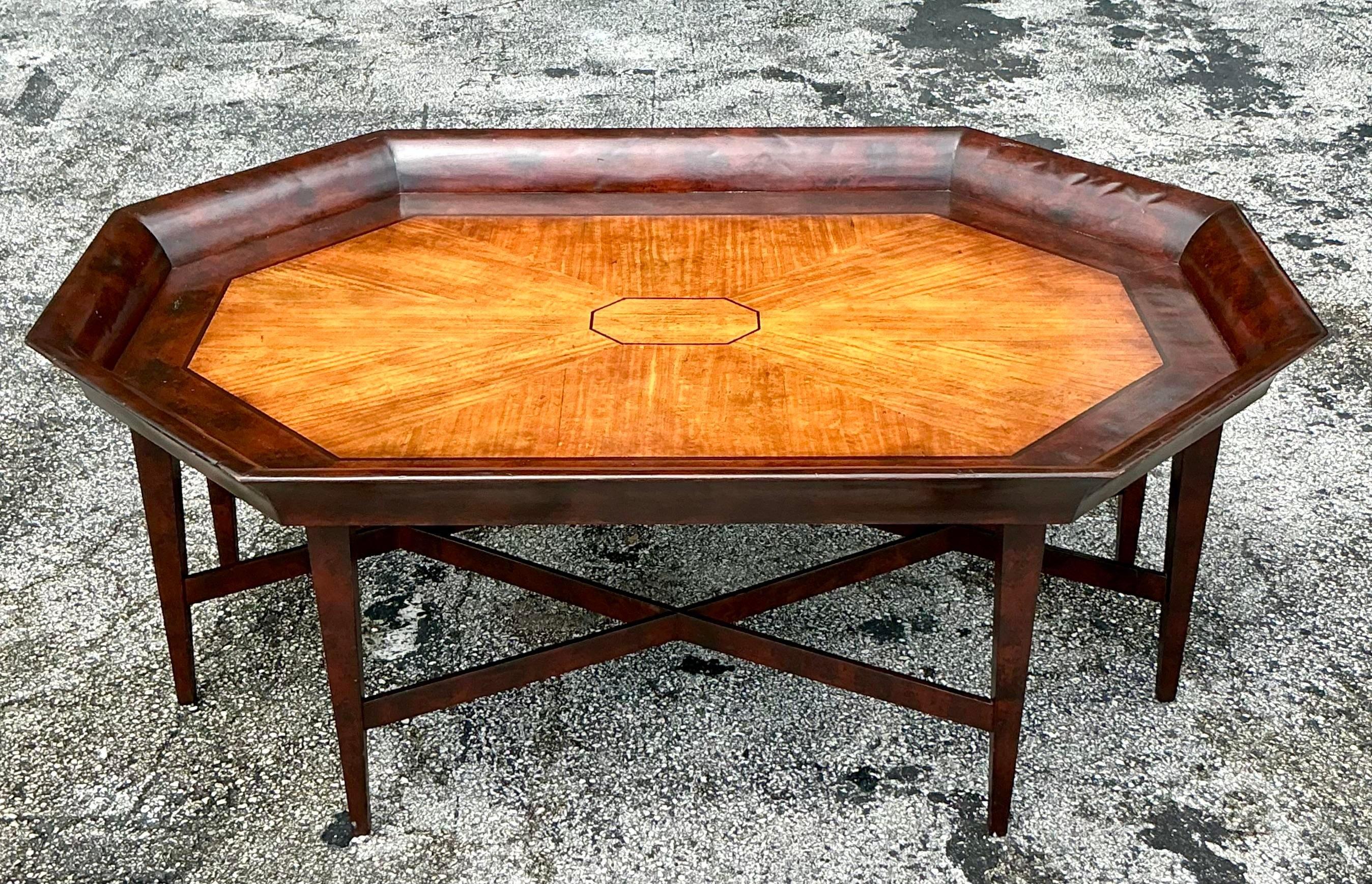 Bois Table basse octogonale Regency vintage incrustée en vente