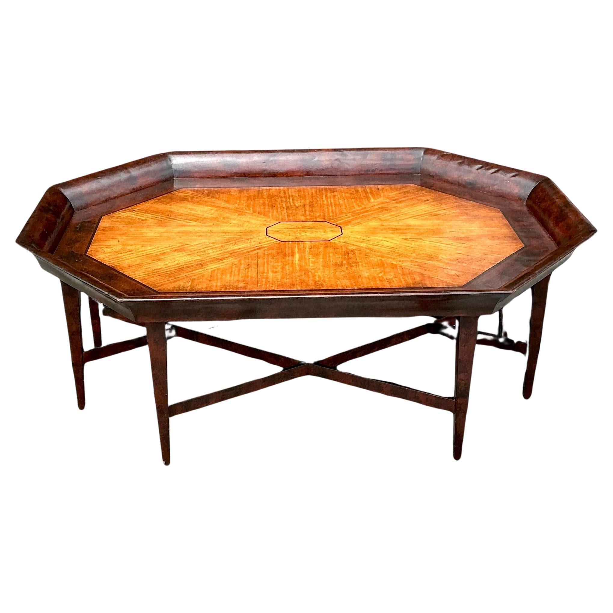 Table basse octogonale Regency vintage incrustée en vente