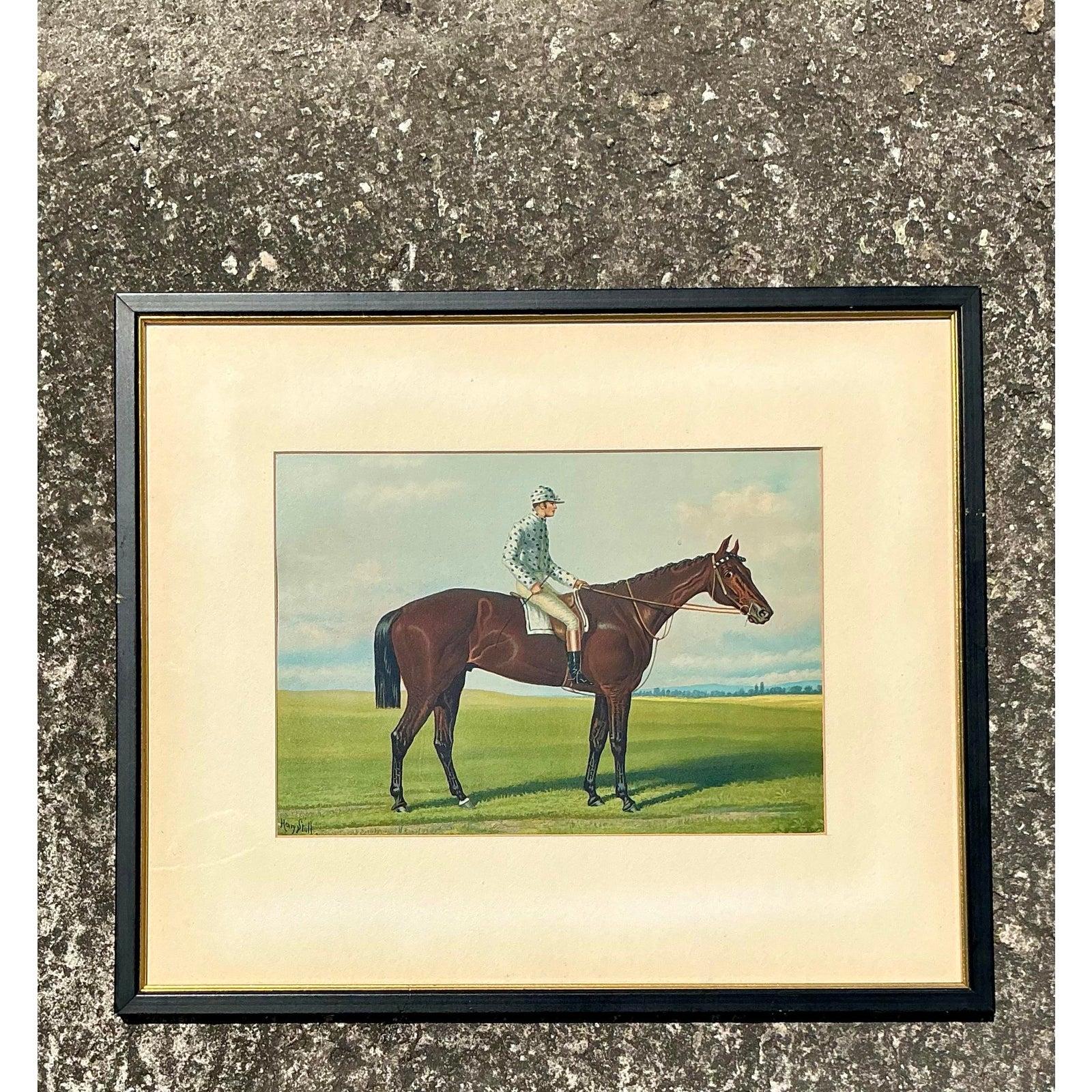 Celebra l'eleganza della tradizione equestre con questo raffinato quadro vintage in stile Regency su tavola, che raffigura un fantino in bilico su un nobile cavallo da corsa sullo sfondo di una serena campagna. L'opera cattura la posizione fiera e